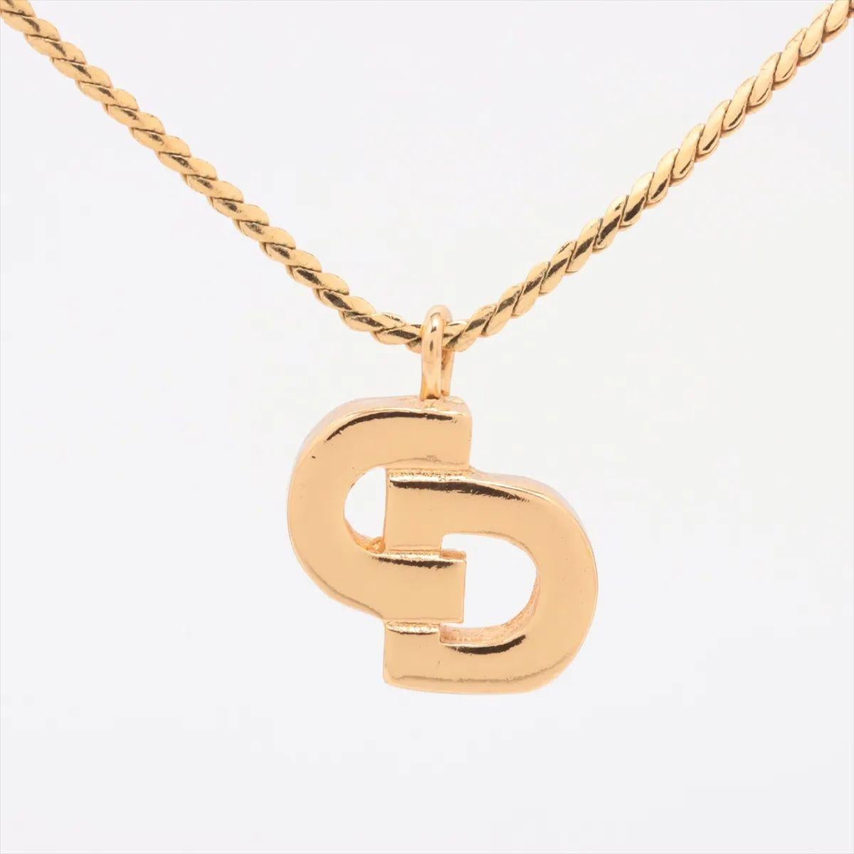 The Christian Dior CD Logo Pendant Necklace is a refined and elegant accessory that captures the essence of the brand’s timeless sophistication. Crafted with meticulous attention to detail, the necklace features the iconic “CD” logo as its