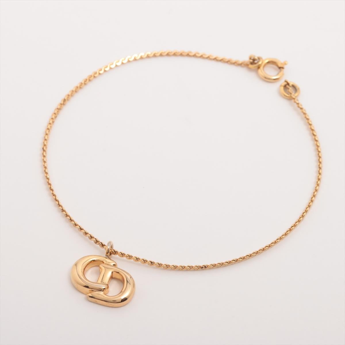 The Christian Dior CD Logo Rope Chain Bracelet is a striking and versatile piece of jewelry that seamlessly combines classic elegance with a touch of contemporary style. The bracelet is meticulously crafted, featuring a rope-style chain that adds