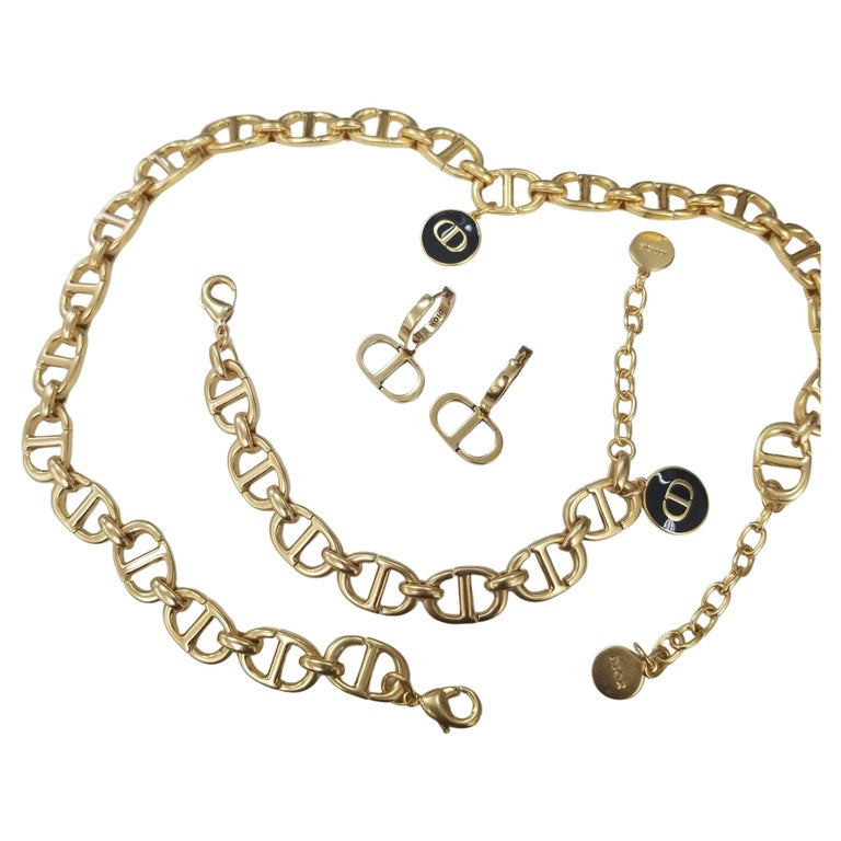 Christian Dior Collier, bracelet et boucles d'oreilles CD en or avec chaîne  réglable sur 1stDibs
