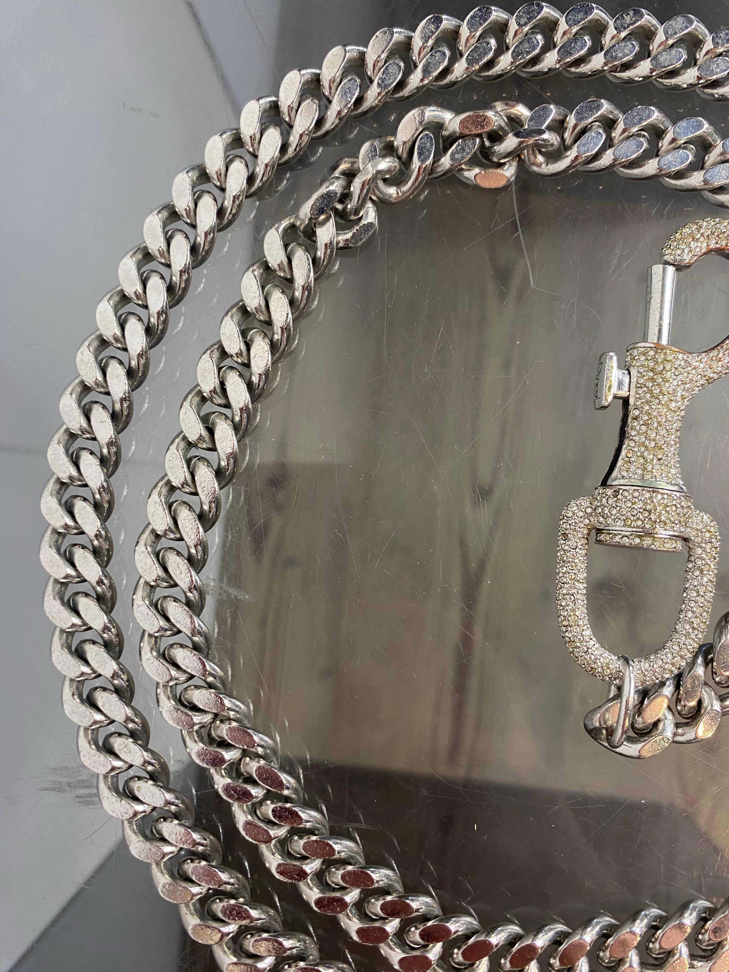 Cinturón de cadena Christian Dior con mosquetones para múltiples usos, colección John Galliano.
La caja de Dior está incluida.
Estuvo presente en múltiples atuendos durante el desfile de primavera de 2003 de Christian Dior, hay fotos