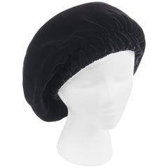 CHRISTIAN DIOR Chapeaux c.1960's Marc Bohan Chapeau béret en velours noir plissé