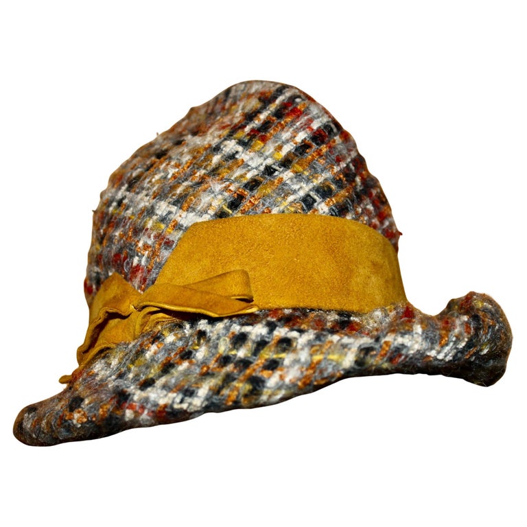 Christian Dior Chapeaux Paris 1970 display picture 1