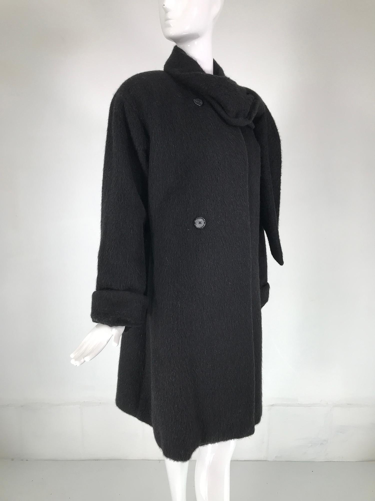 Anthrazitfarbener Wintermantel aus Mohair und Wolle von Christian Dior aus den 1980er Jahren. Der Mantel hat einen asymmetrischen Ausschnitt mit einem Revers auf der einen und einem langen, breiten Schal auf der anderen Seite. Wenn der Mantel im