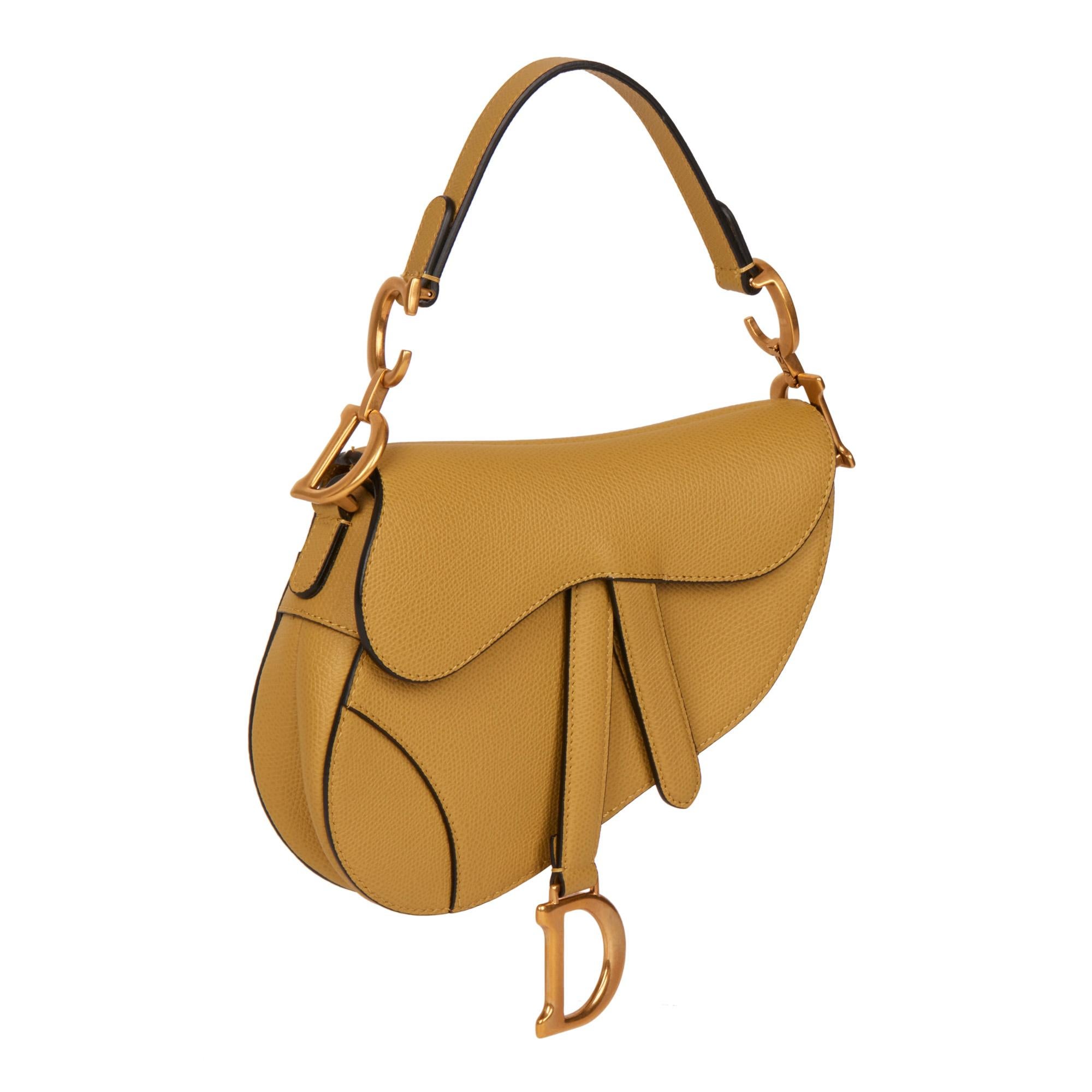 CHRISTIAN DIOR
Chartreuse Grained Calfskin Leather Mini Saddle Bag

Xupes Reference: HB4287
Serial Number: 01.BO.0149
Age (Circa): 2019
Authenticity Details: Date Stamp (Made in Italy)
Gender: Ladies
Type: Top Handle

Colour: Chartreuse
Hardware: