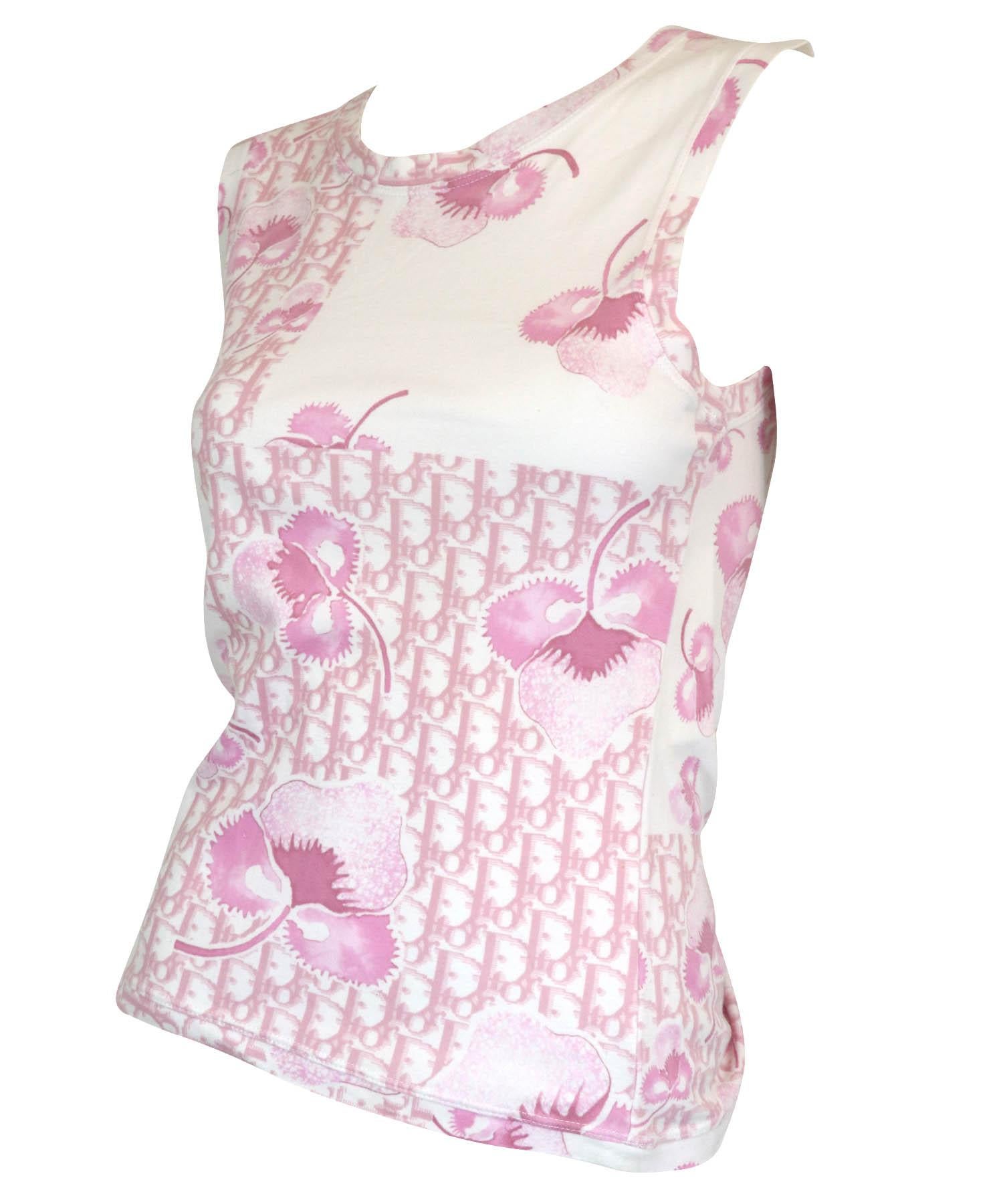 Christian Dior Cherry Blossom Diorissimo Logo T-Shirt mit Diorissimo Trotter Druck gemischt mit Kirschblüten Blumen Druck. Entworfen für die Resort-Kollektion 2005 