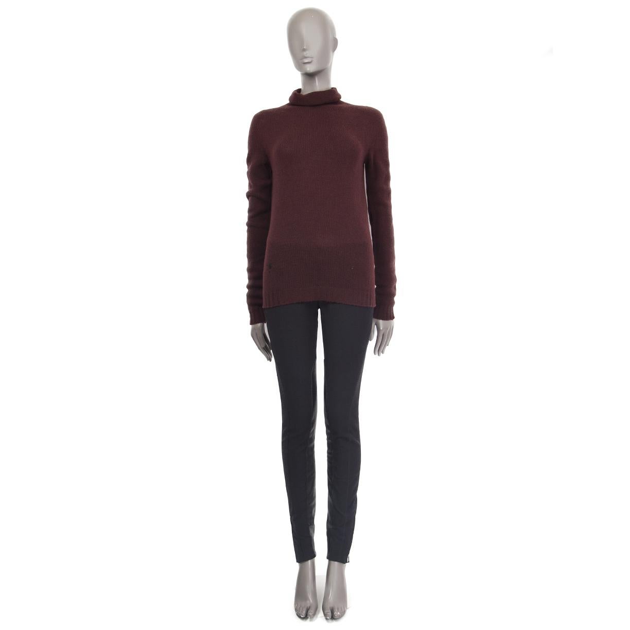 100% authentic Christian Dior turtleneck sweater in chestnut brown cashmere (100%) with raglan sleeves (sleeve measurement taken from the neck). Medium weight. Embroidered CD and bee on the front in black. Has been worn and is in excellent
