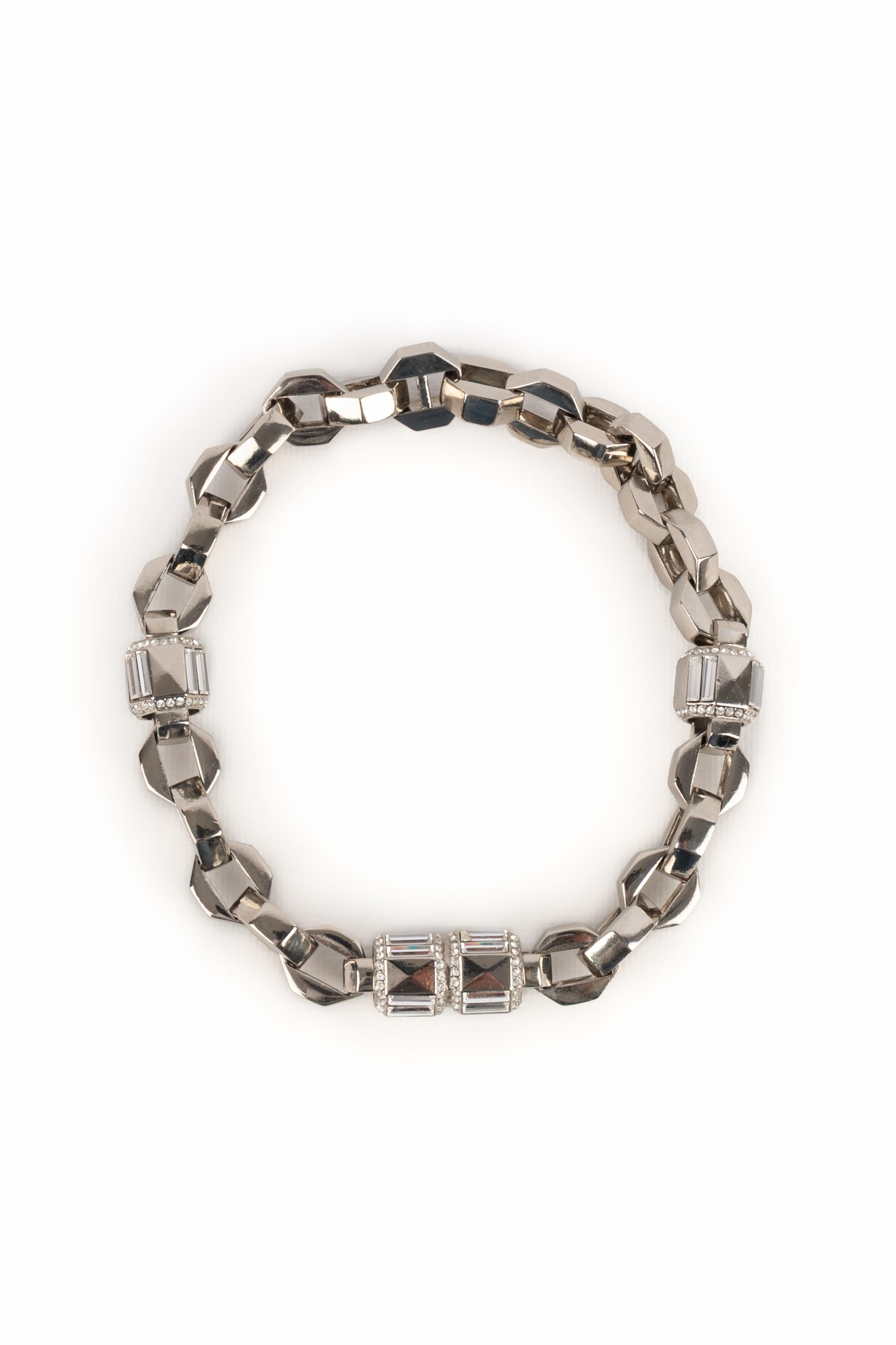 DIOR - Collana corta in metallo argentato con strass.

Condizioni:
Ottime condizioni

Dimensioni:
Lunghezza: 43 cm

SKU:BC85


