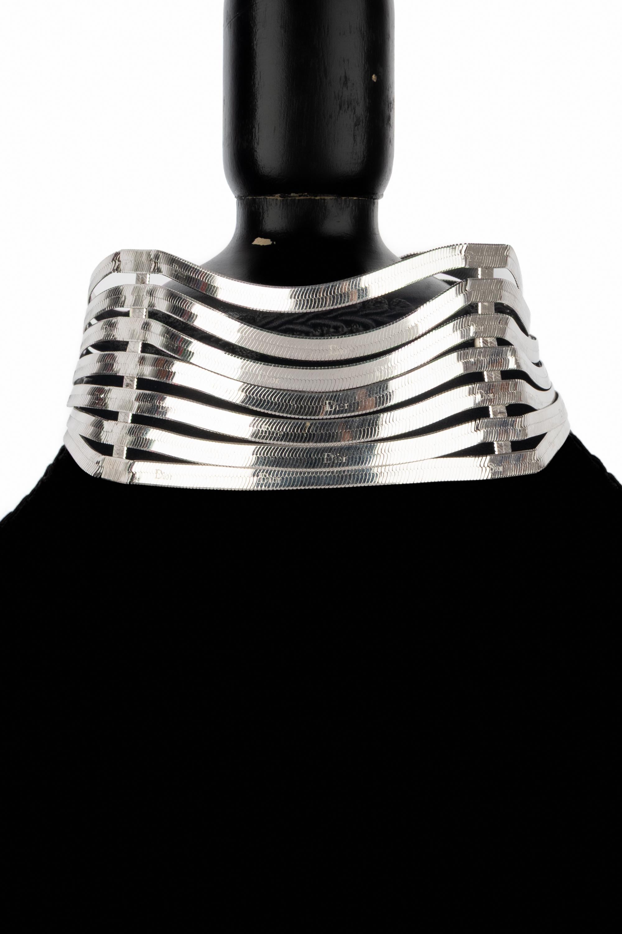 DIOR - (Made in France) Choker necklace with multiple rows of silvery serpentine link chains. A Collection circa 2000.

Condition:
Very good condition

Dimensions:
Length: from 31 cm to 36 cm

SKU:BC54


