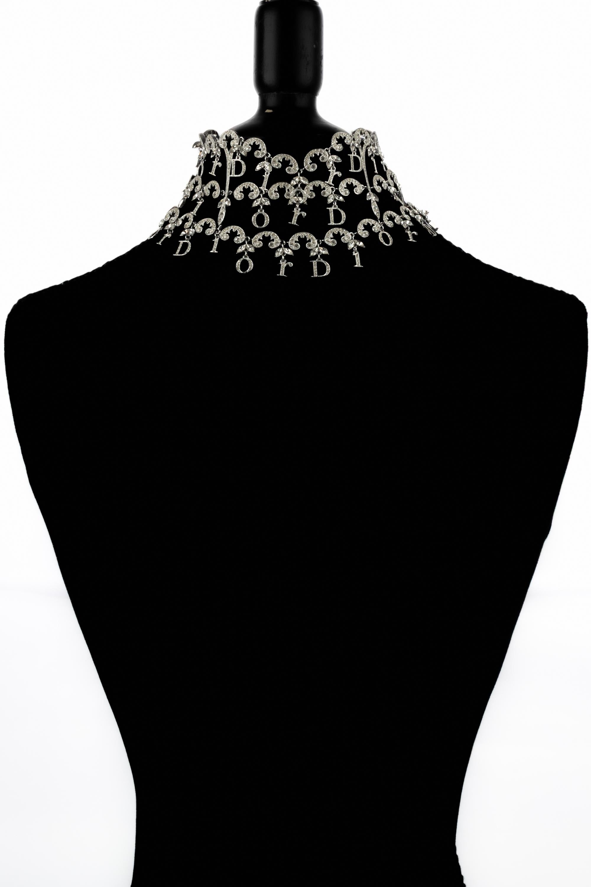 DIOR - (Made in France) Collana girocollo in metallo argentato ornata di strass. Una collezione del 2000 circa sotto la direzione artistica di John Galliano.

Condizioni:
Ottime condizioni

Dimensioni:
Lunghezza: da 31 cm a 35 cm

SKU:BC47