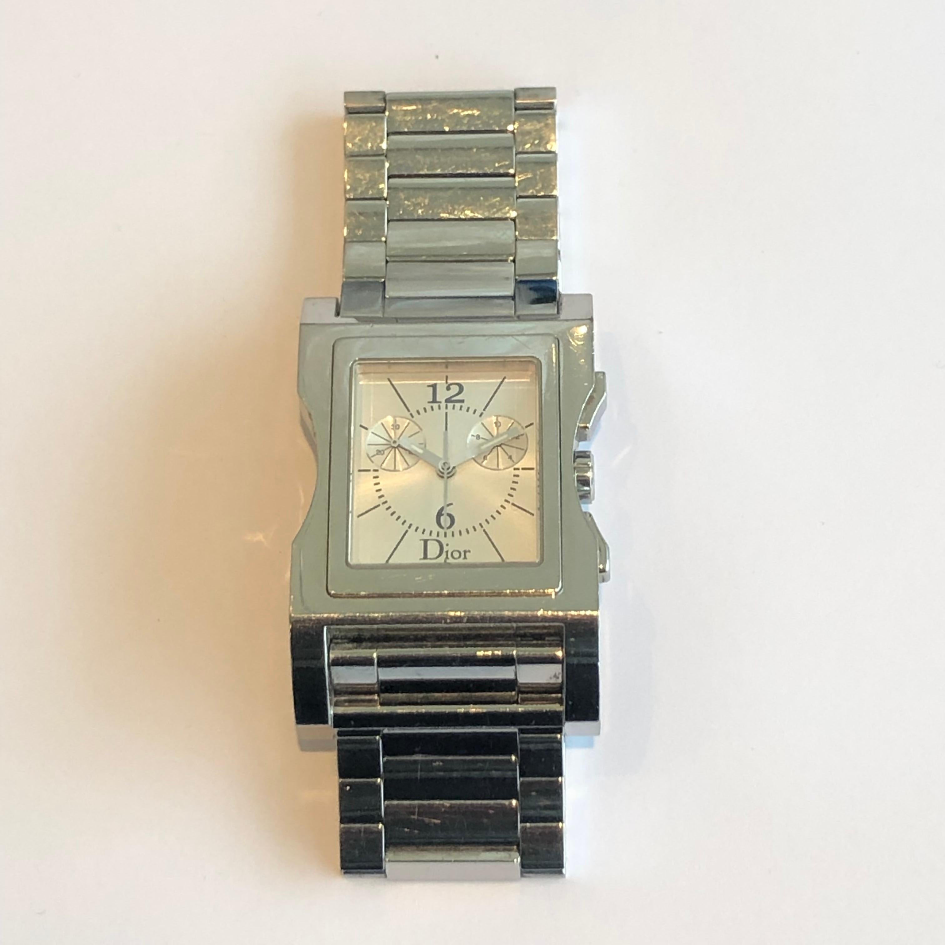 Uhr Chris 47 Chrono von Christian Dior aus Edelstahl (Gehäuse und Armband) 

Signiert und nummeriert.
Wasserfest.

Quarzwerk mit neuer Batterie. 
Uhr wurde gerade poliert, so dass es in perfektem Zustand ist. 

Das Gehäuse hat einen Durchmesser von