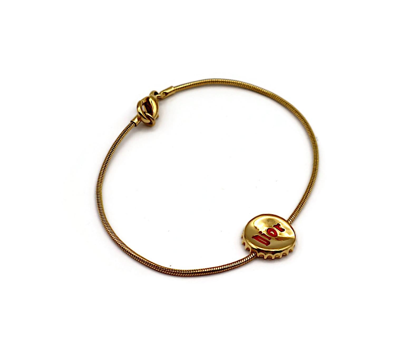 CHRISTIAN DIOR Vintage Goldton Flaschendeckel Motiv Armband im Zustand „Gut“ im Angebot in Nice, FR