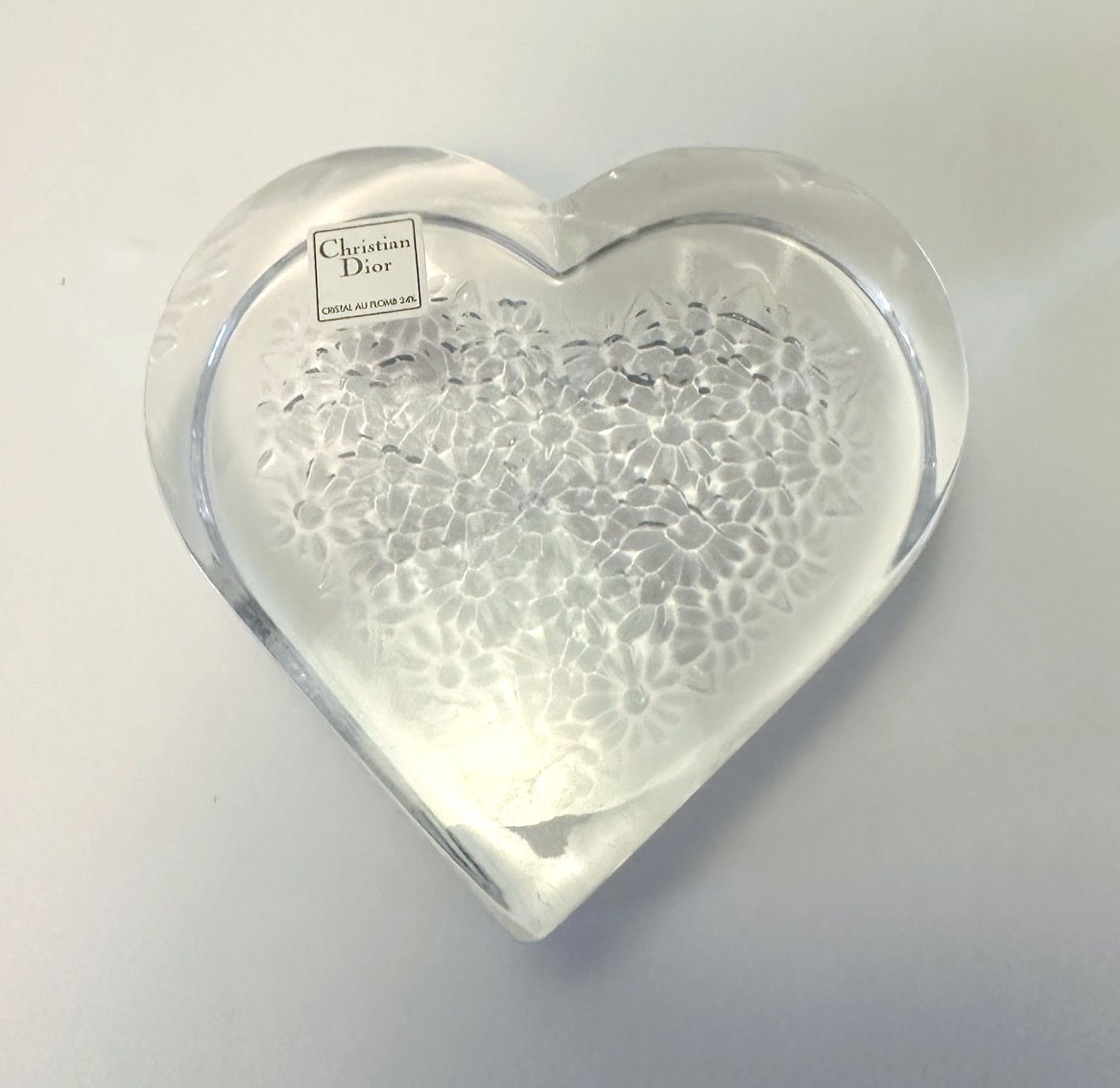 Christian Dior, fermacarte in cristallo al piombo a forma di cuore / made in France
L'etichetta originale sul vetro / viene fornita nella scatola originale
Lunghezza: 4 pollici / Larghezza: 4 pollici / Altezza: 1 pollice
1 disponibile in magazzino