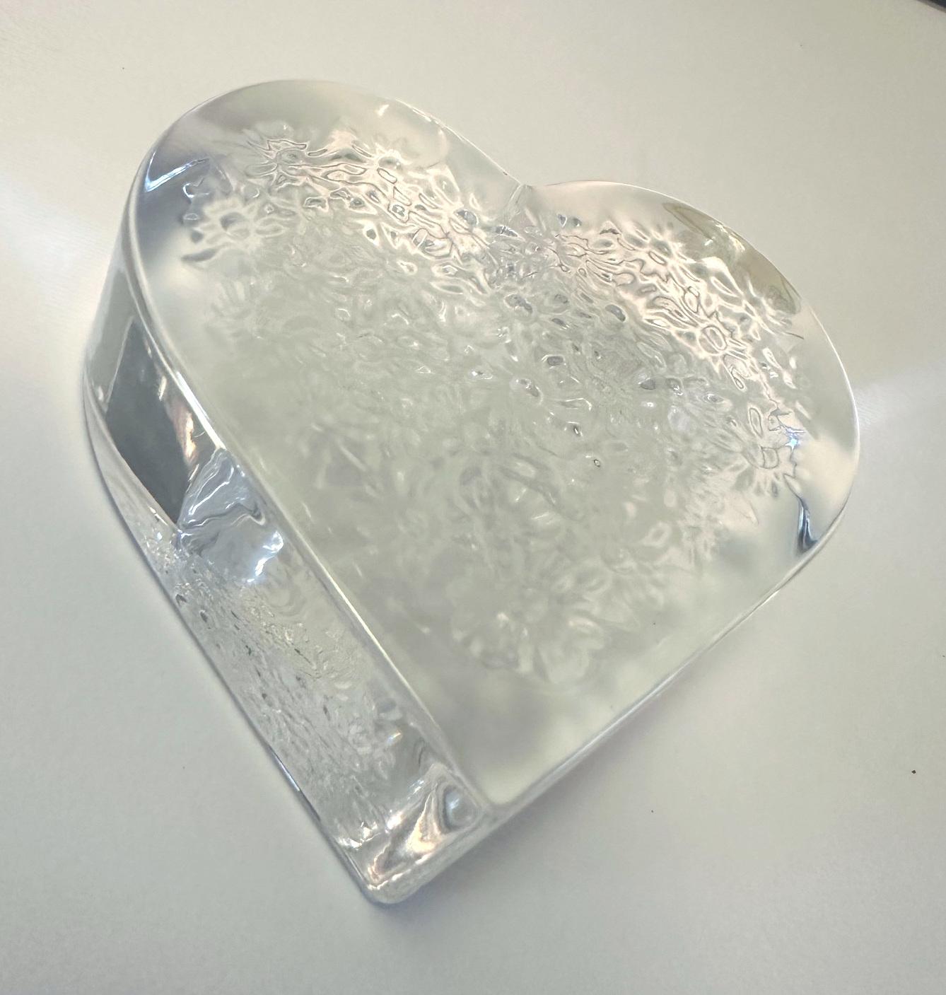 XX secolo Christian Dior, fermacarte in vetro con cuore trasparente in vendita