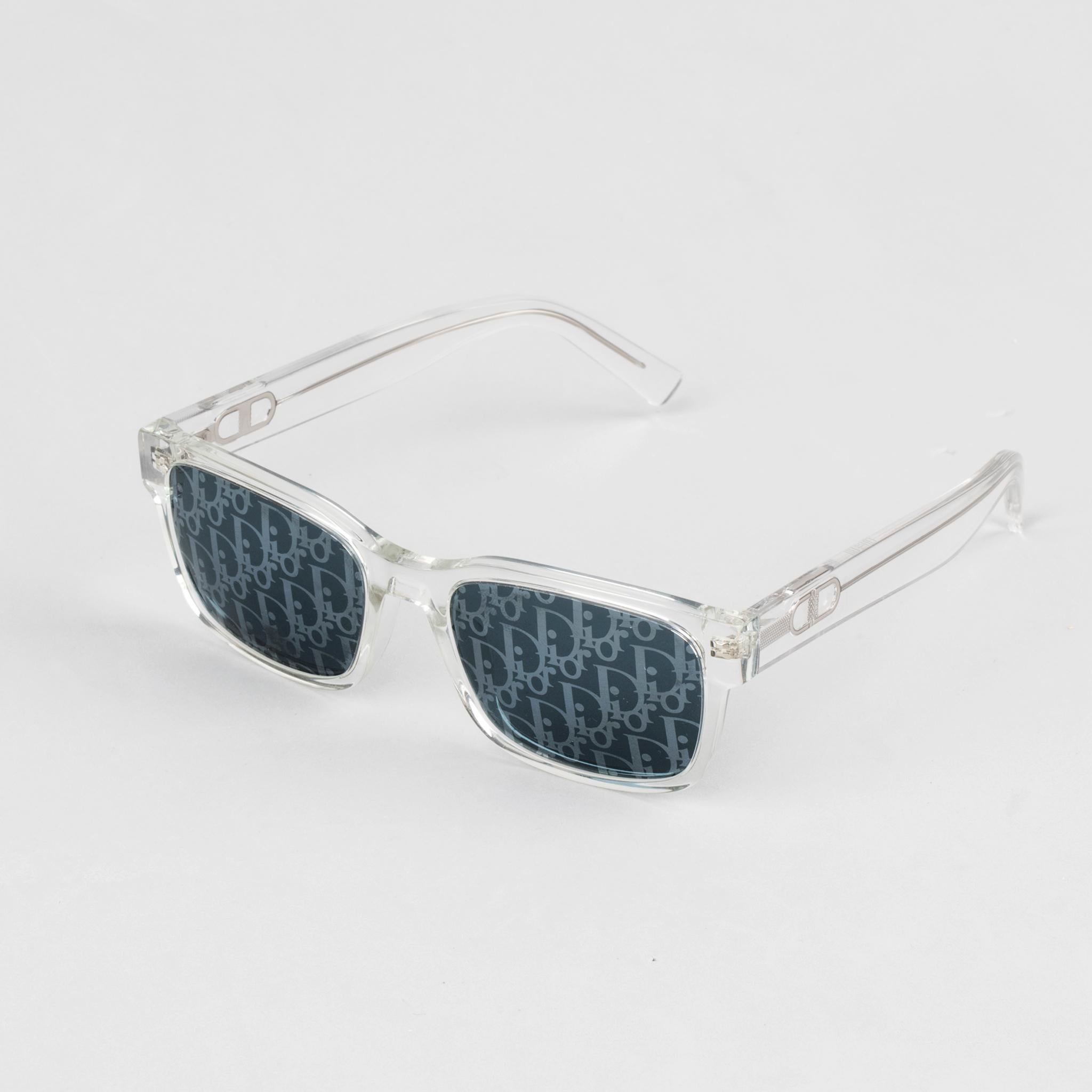 Marke: Christian Dior
Produkt: Klare schräge Sonnenbrille mit Kopfbügel
MATERIAL: Acryl
Farbe: Klar

Bedingung:

Ausgezeichnet: Das Produkt ist in ausgezeichnetem Zustand und weist nur minimale Gebrauchsspuren auf. Das Produkt wurde gut gepflegt und