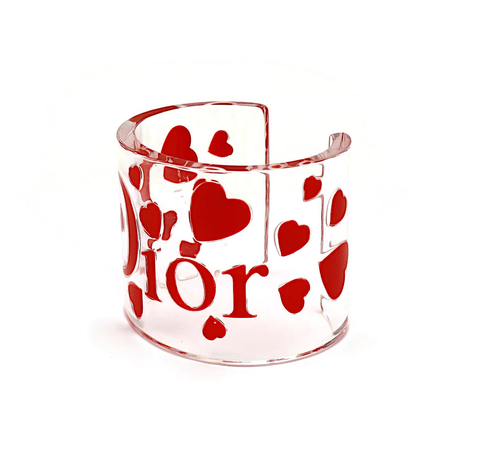 CHRISTIAN DIOR Manschettenarmband aus klarem Harz mit rosa Herzen und Logo Damen im Angebot