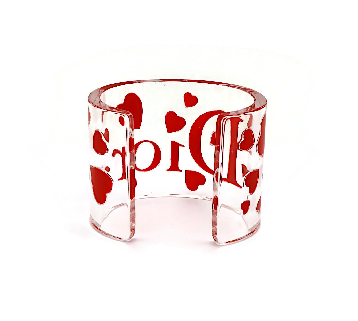 CHRISTIAN DIOR Manschettenarmband aus klarem Harz mit rosa Herzen und Logo im Angebot 2