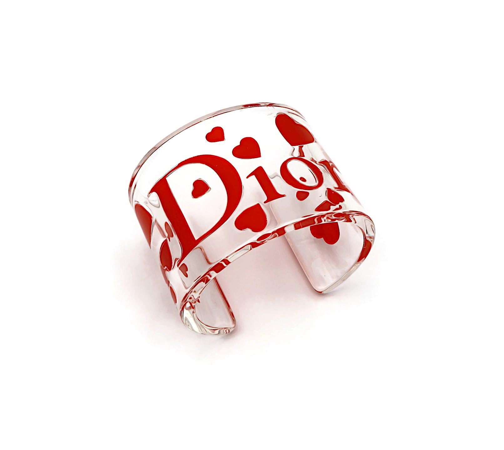 CHRISTIAN DIOR Manschettenarmband aus klarem Harz mit rosa Herzen und Logo im Angebot 4