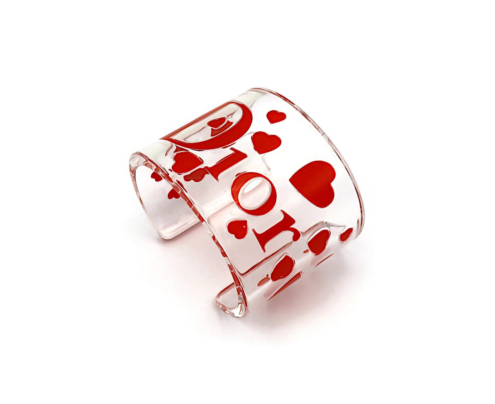 CHRISTIAN DIOR Manschettenarmband aus klarem Harz mit rosa Herzen und Logo im Angebot 5
