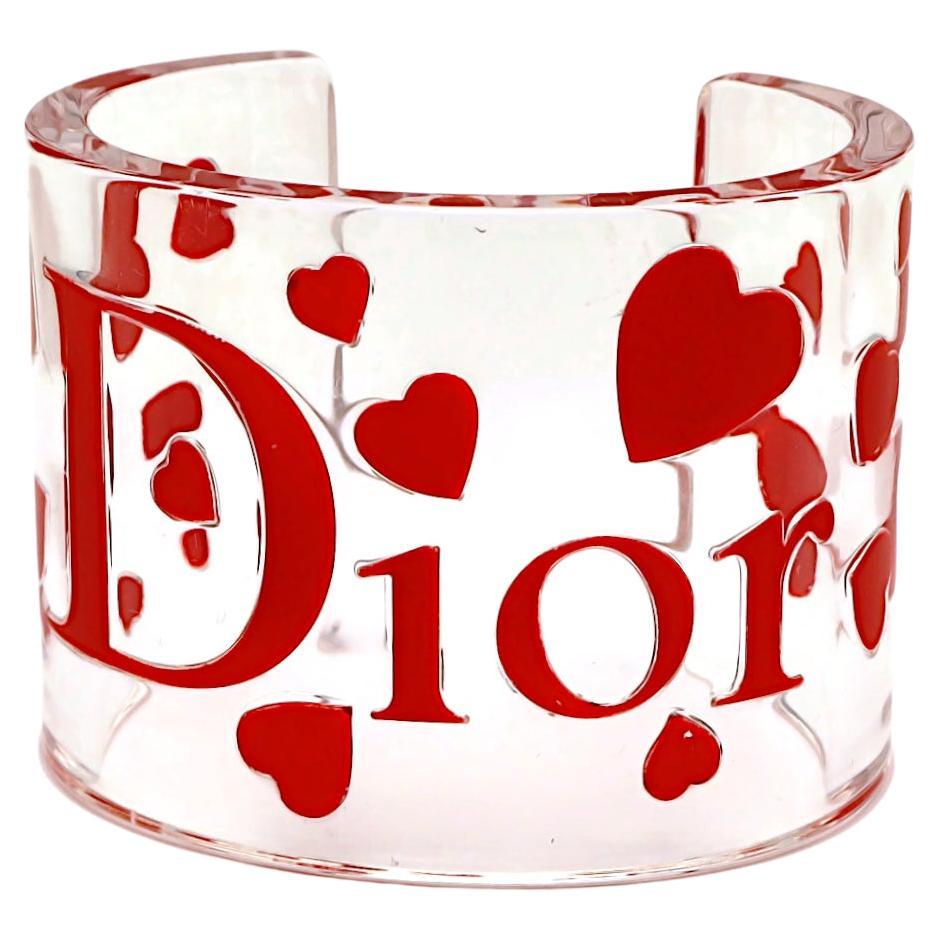 CHRISTIAN DIOR Manschettenarmband aus klarem Harz mit rosa Herzen und Logo im Angebot