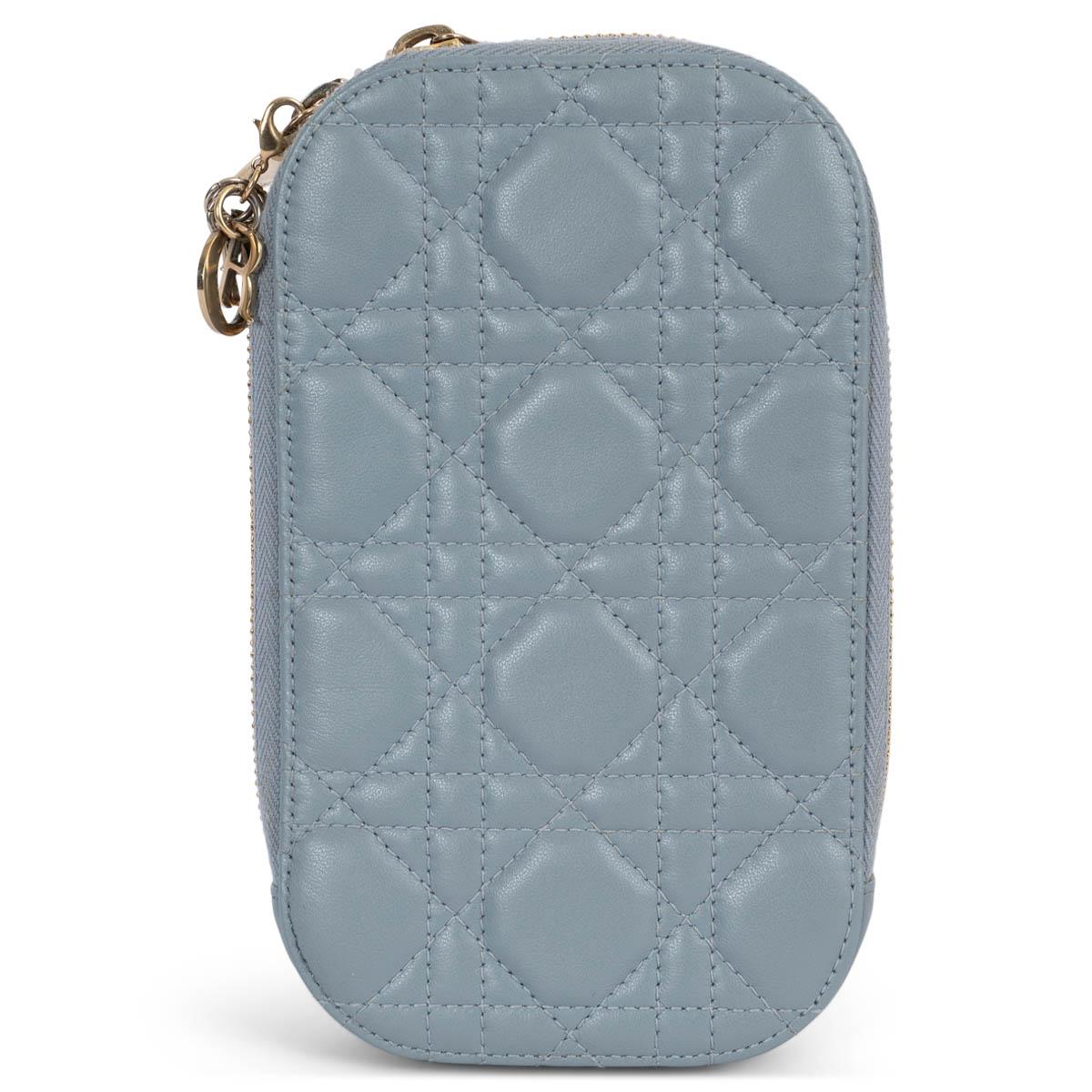 Funda para móvil 100% auténtica Christian Dior Lady Dior Call'in Dior de piel de cordero Carnage azul nube con herrajes en tono dorado claro. Se abre con una cremallera doble y está forrada de nailon azul con tres ranuras para tarjetas de crédito.