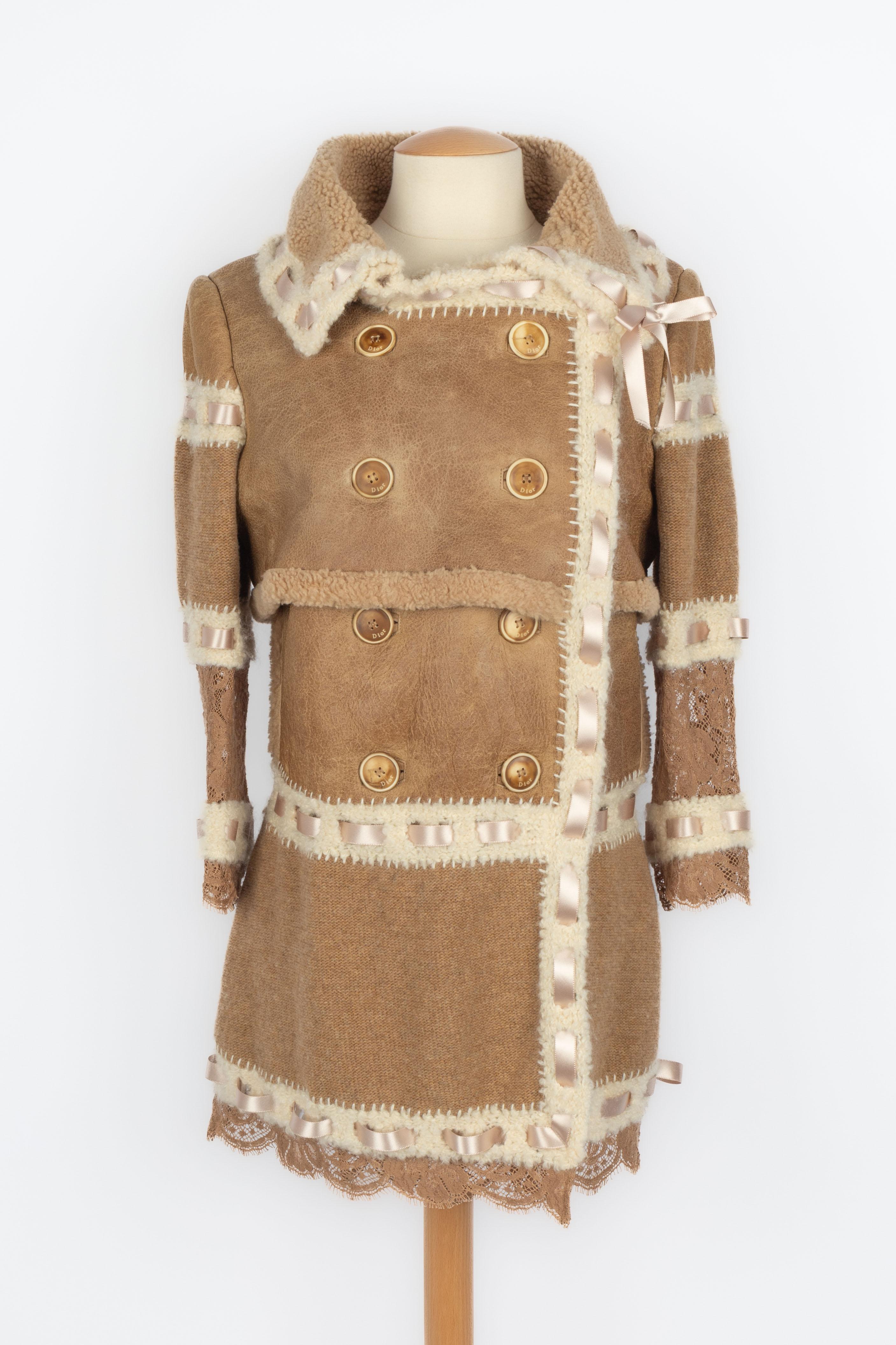 DIOR - (Made in France) Cappotto in pelle di agnello ornato con lana, cotone e mohair e decorato con nastri di seta rosa cipria. Taglia 38FR indicata. Collezione Autunno-Inverno 2005 sotto la direzione artistica di John Galliano.

Condizioni:
Ottime