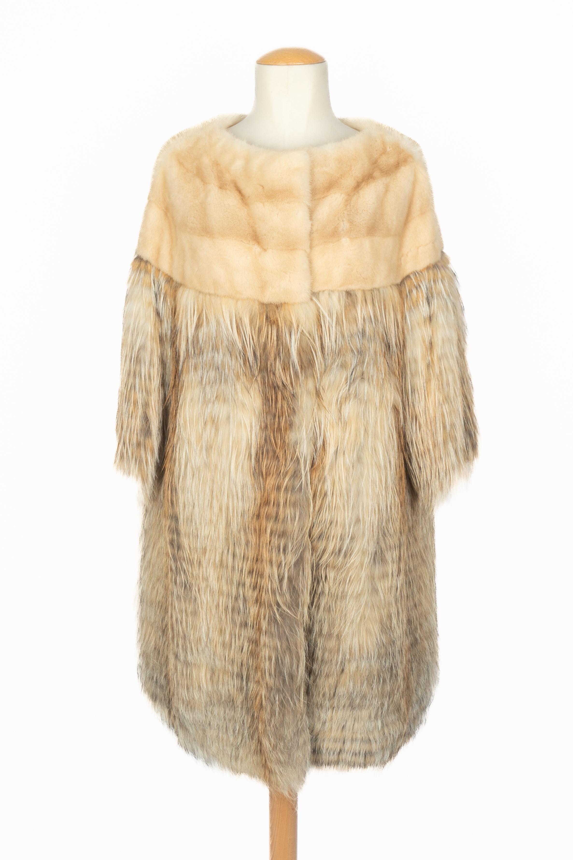DIOR - (Made in France) Beige-tone fox fur coat with mid-length sleeves. Size 38FR indicated. A Collection circa 2008 under the artistic direction of John Galliano.

Condition:
Very good condition

Dimensions:
Shoulder width: 45 cm - Chest: 50 cm -
