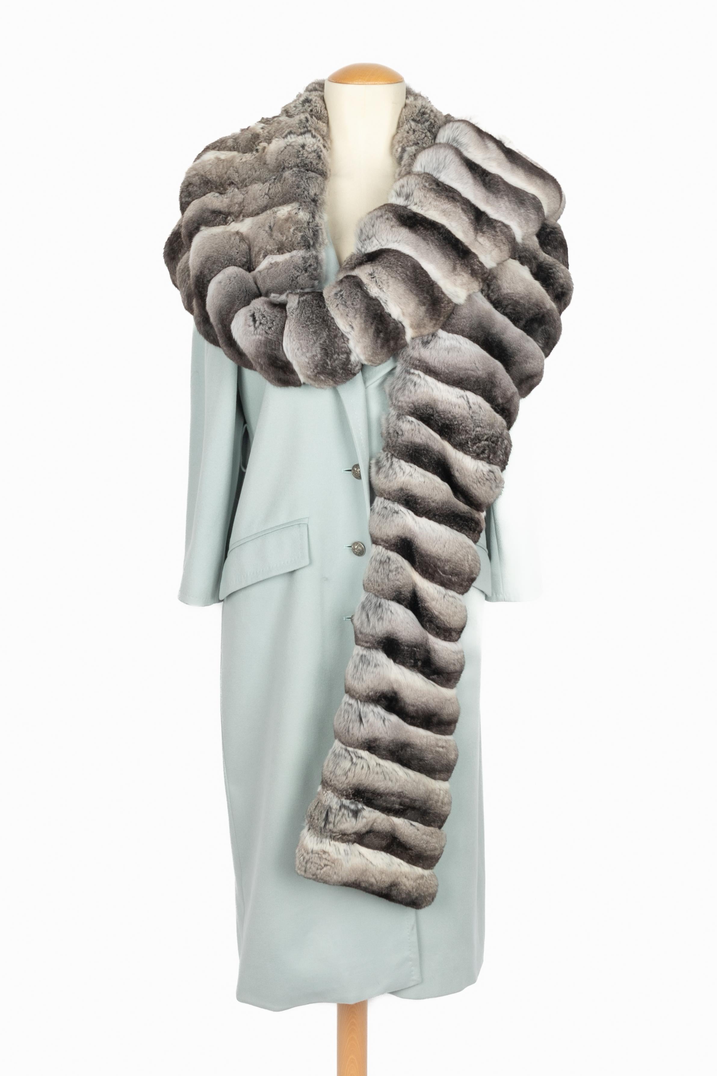 DIOR - (Made in France) Cappotto in cashmere blu con collo in pelliccia. Indicata la taglia 38FR. Una collezione del 2008, sotto la direzione artistica di John Galliano.

Condizioni:
Buono stato

Dimensioni:
Larghezza spalle: 50 cm - Petto: 60 cm -