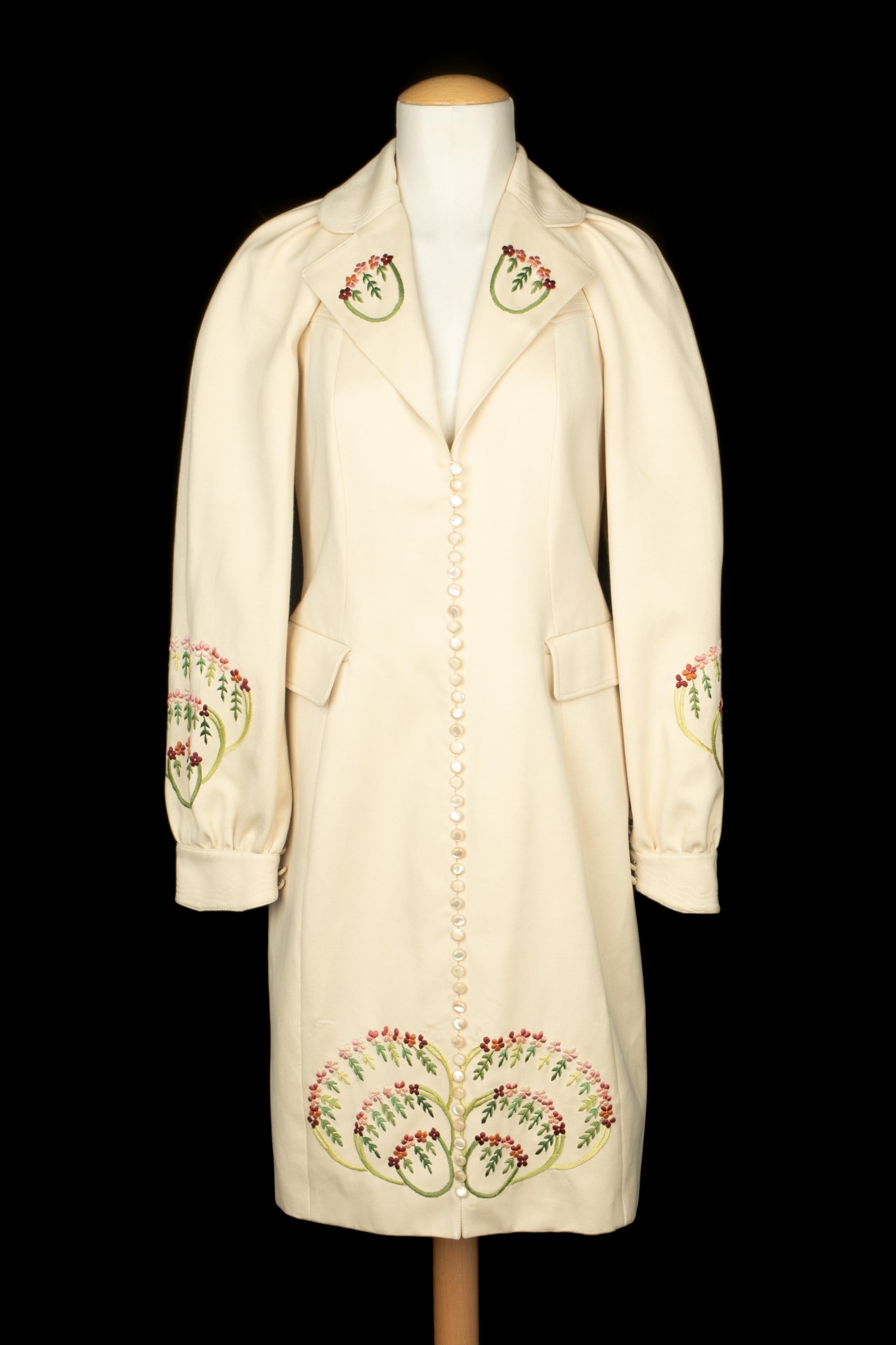DIOR - (Made in France) Off-white cotton coat embellished with a flower pattern. Single buttoning. Back split. Size 38FR. 2002-2003 Fall-Winter 