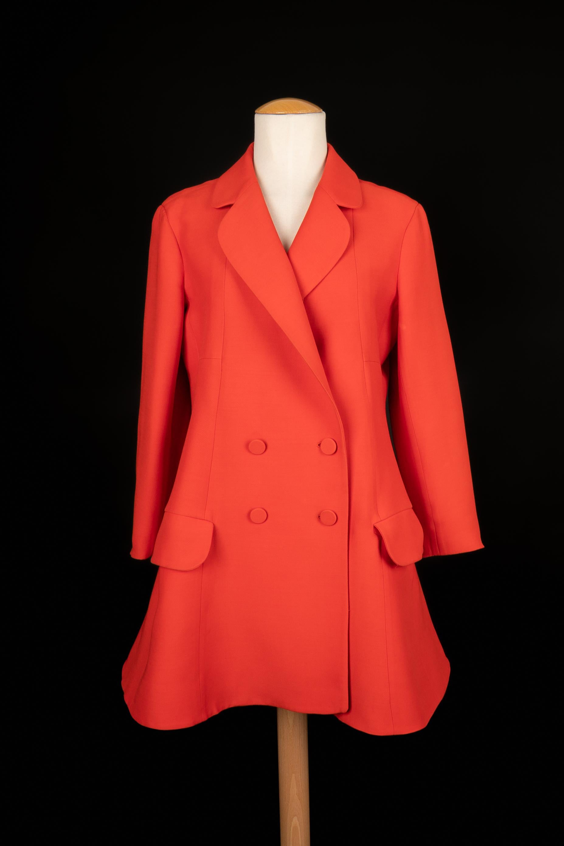DIOR - (Made in France) Red silk and wool coat. Size 40FR indicated. 2006 Spring-summer Collection.

Condition:
Very good condition

Dimensions:
Shoulder width: 39 cm - Chest: 48 cm - Sleeve length:53 cm - Length: 80 cm

SKU:M133