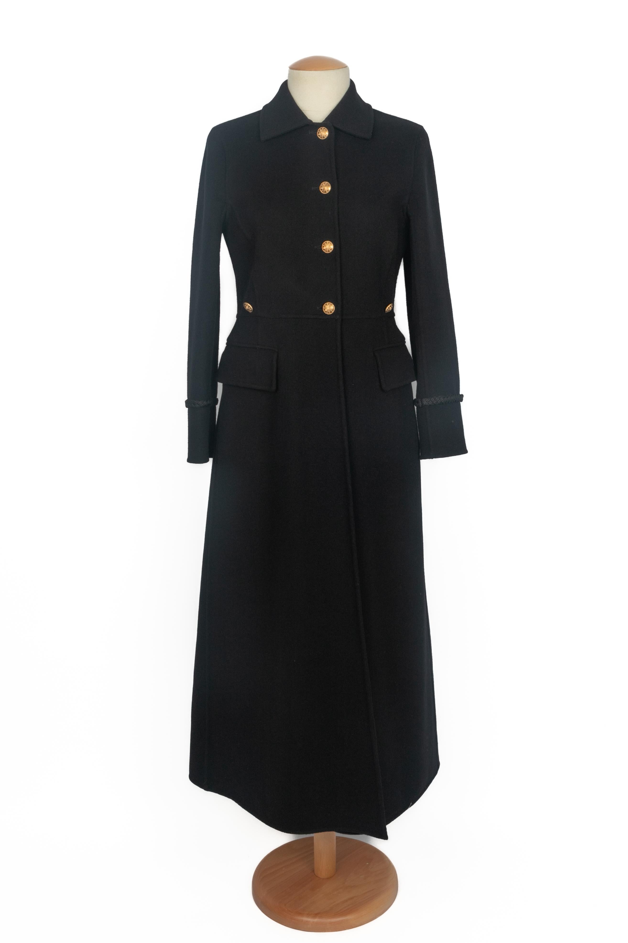 DIOR - (Made in Italy) Cappotto in lana e cashmere nero decorato con passamaneria e bottoni in metallo dorato. Indicata la taglia 36FR.

Condizioni:
Ottime condizioni

Dimensioni:
Larghezza spalle: 39 cm - Petto: 44 cm - Lunghezza maniche: 59 cm -