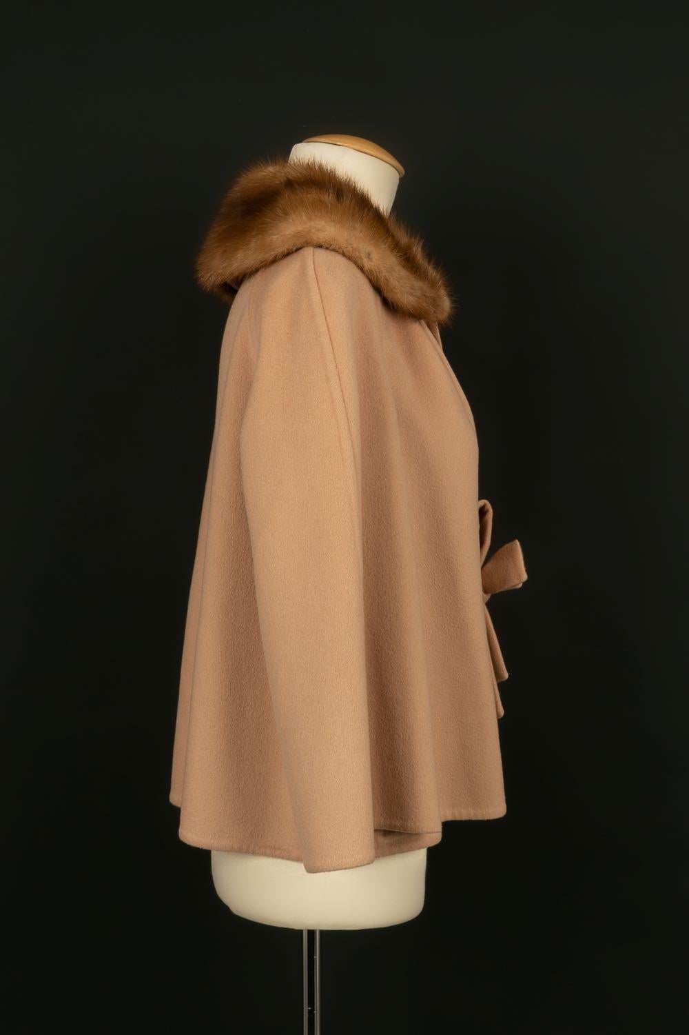 Dior -(Made in Italy) Short cape in beige cashmere. Size 36FR. Collection 2009.

Additional information: 
Dimensions: Shoulder width: 42 cm, Length: 52 cm
Condition: Very good condition
Seller Ref number: M64