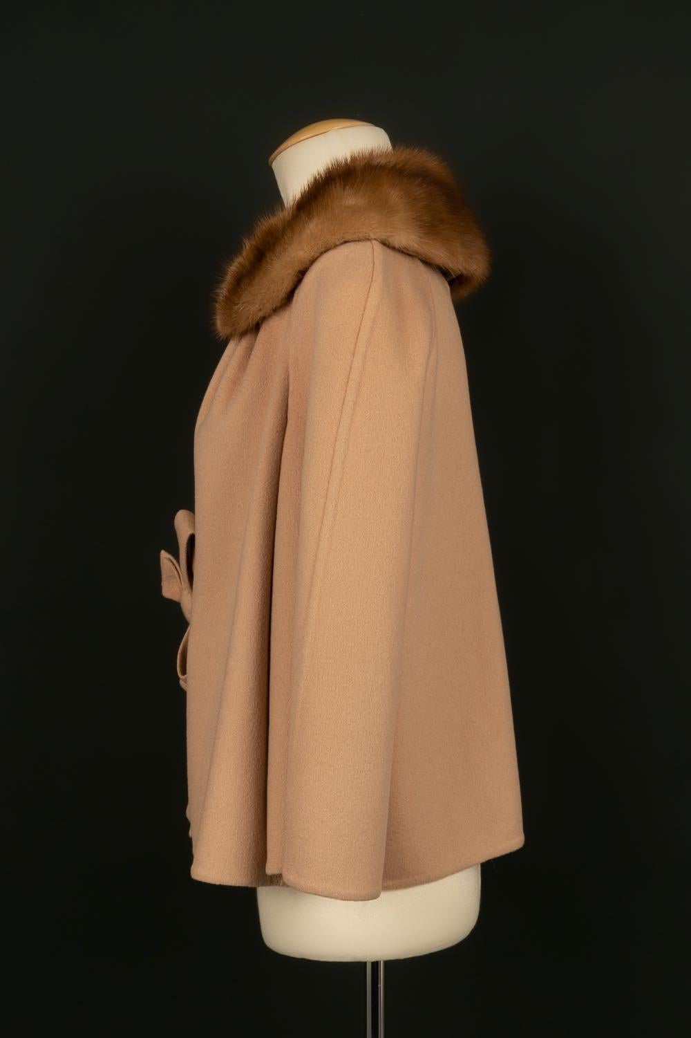 Christian Dior Coat in Beige Cashmere Size 36FR, 2009 For Sale 1