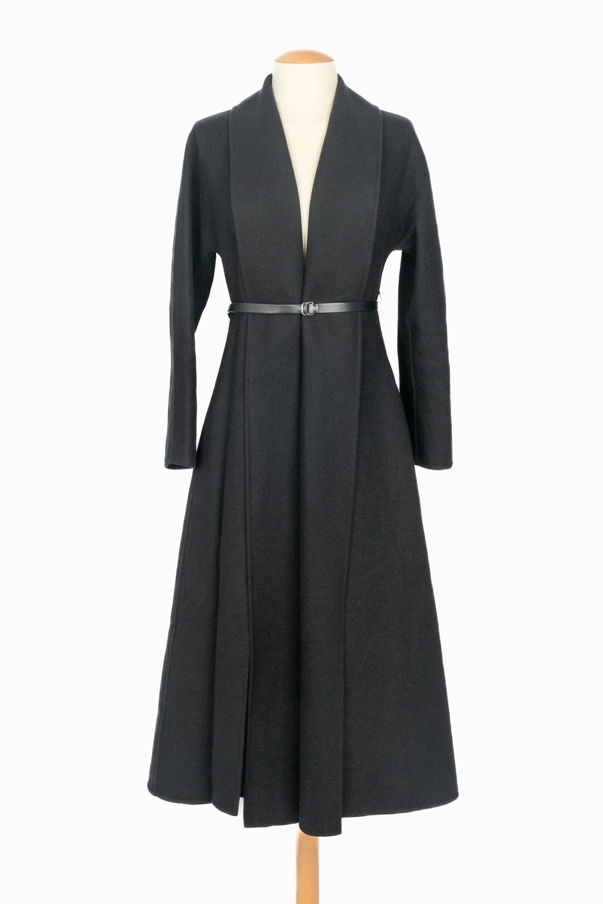 DIOR - (Made in Italy) Cappotto nero in misto angora e lana con grandi spacchi sul davanti, una cintura in pelle di vitello nera e una fibbia in metallo argentato. Taglia 36FR indicata. Collezione Resort 2018 sotto la direzione di Maria Grazia