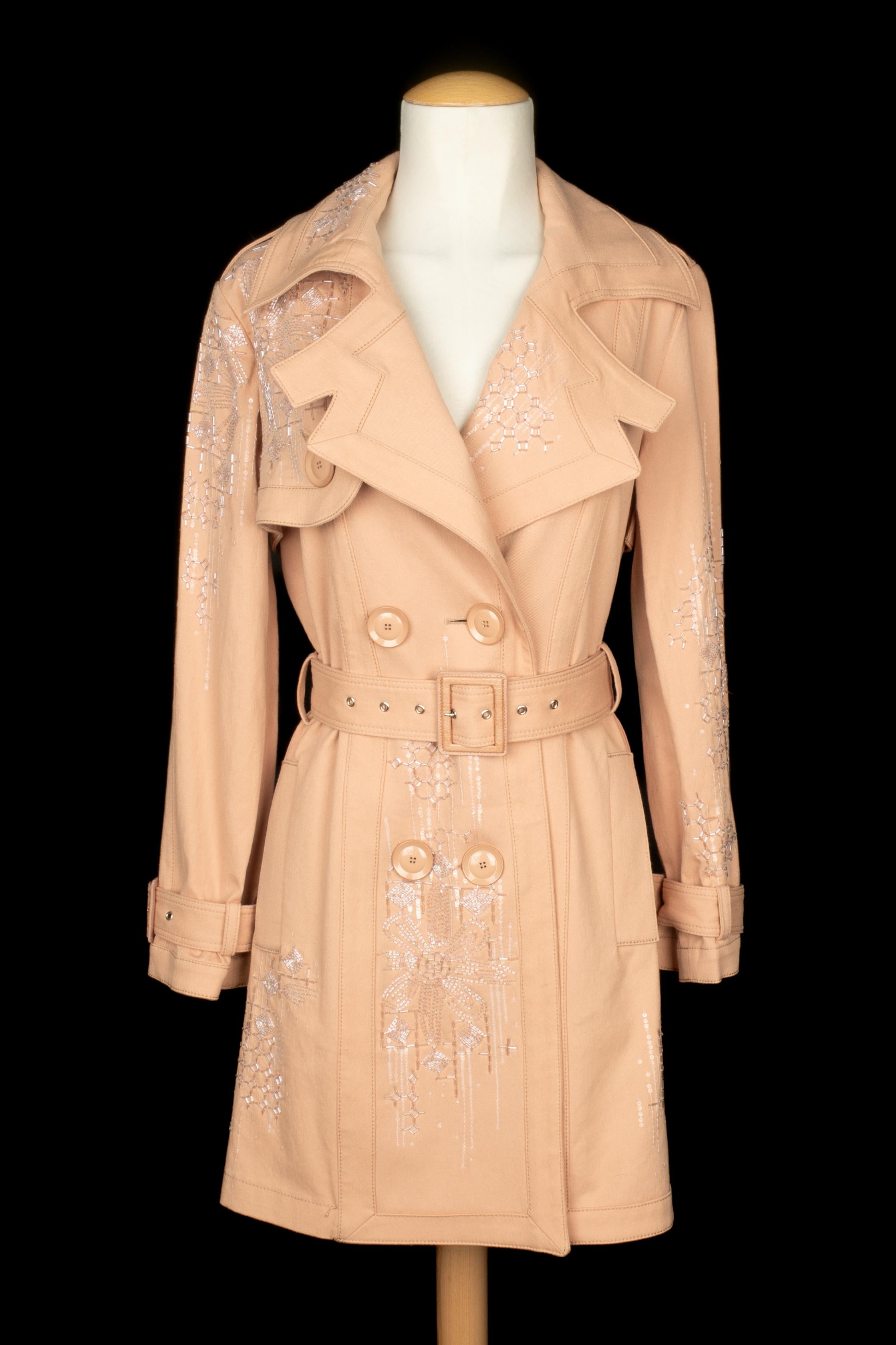 DIOR - (Made in Portugal) Rosa-beiger Mantel aus Baumwollmischgewebe im Trenchcoat-Stil, bestickt mit Perlen und Pailletten. Dazu passender Gürtel mit Schlangenlederschnallen. Größe 36FR angegeben. Collection'S Frühling-Sommer 2006 unter der