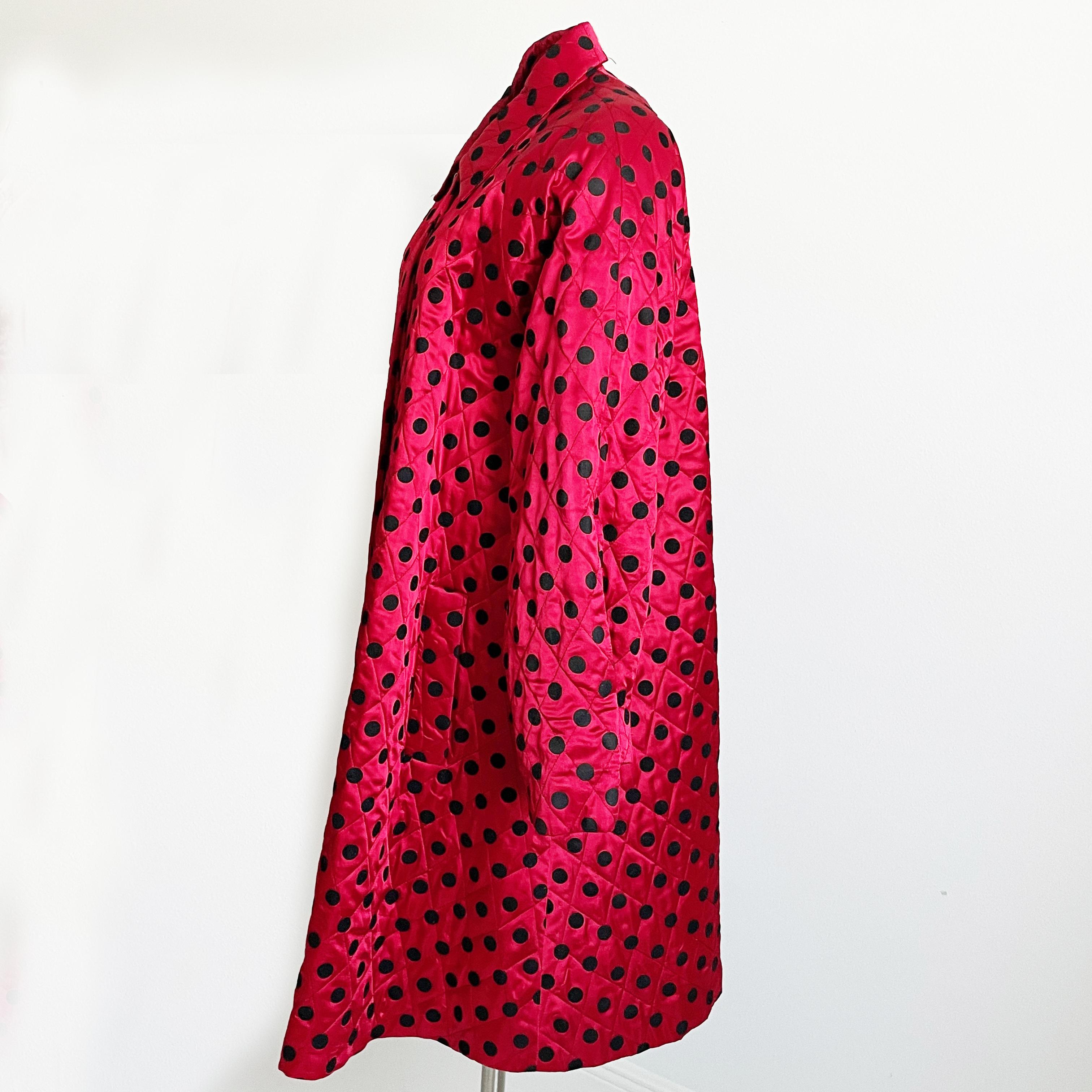 Christian Dior Abrigo Estilo Swing Rojo Raso Negro Lunares Traje de Noche Vintage en venta 6