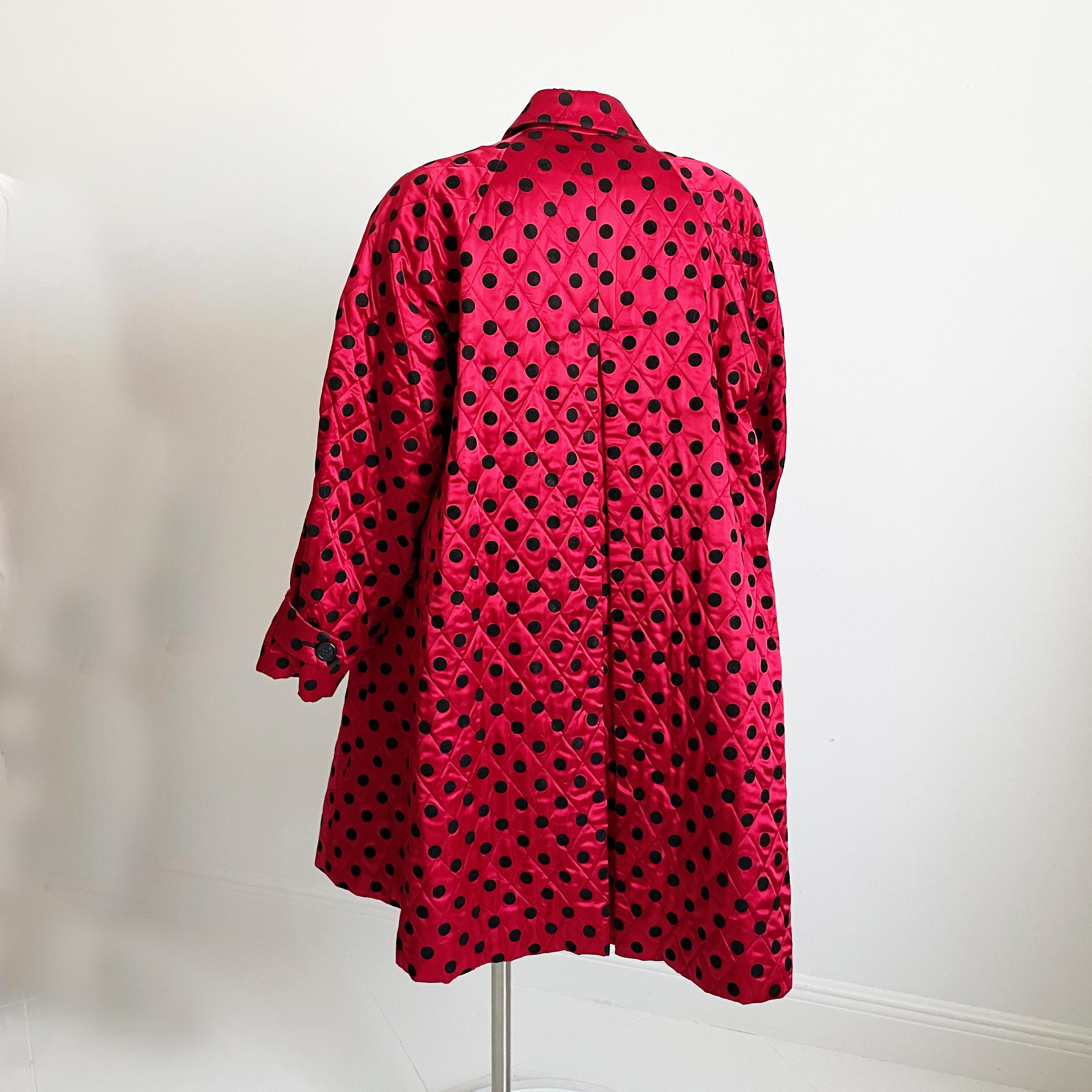Christian Dior Abrigo Estilo Swing Rojo Raso Negro Lunares Traje de Noche Vintage en venta 7