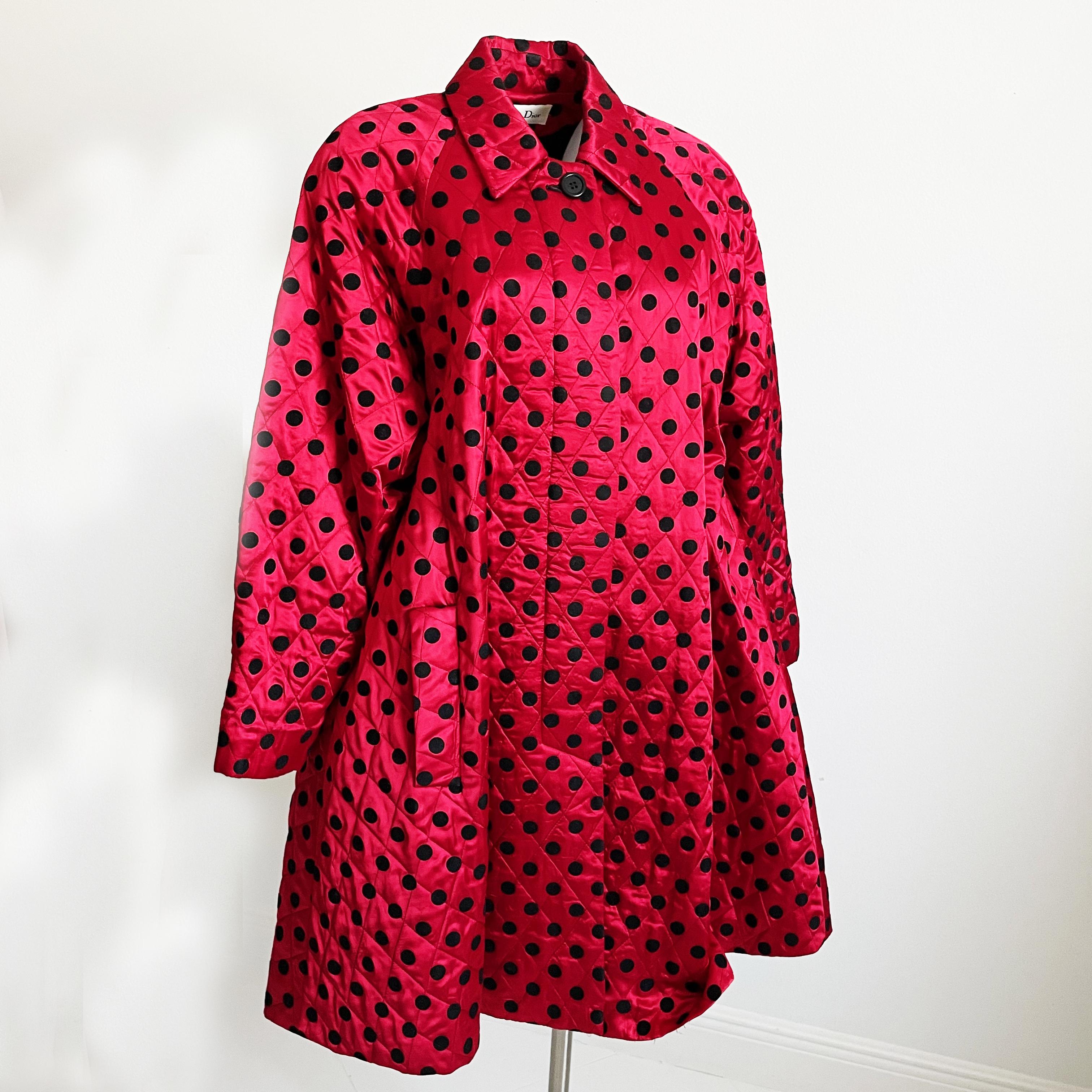 Christian Dior Abrigo Estilo Swing Rojo Raso Negro Lunares Traje de Noche Vintage en venta 1
