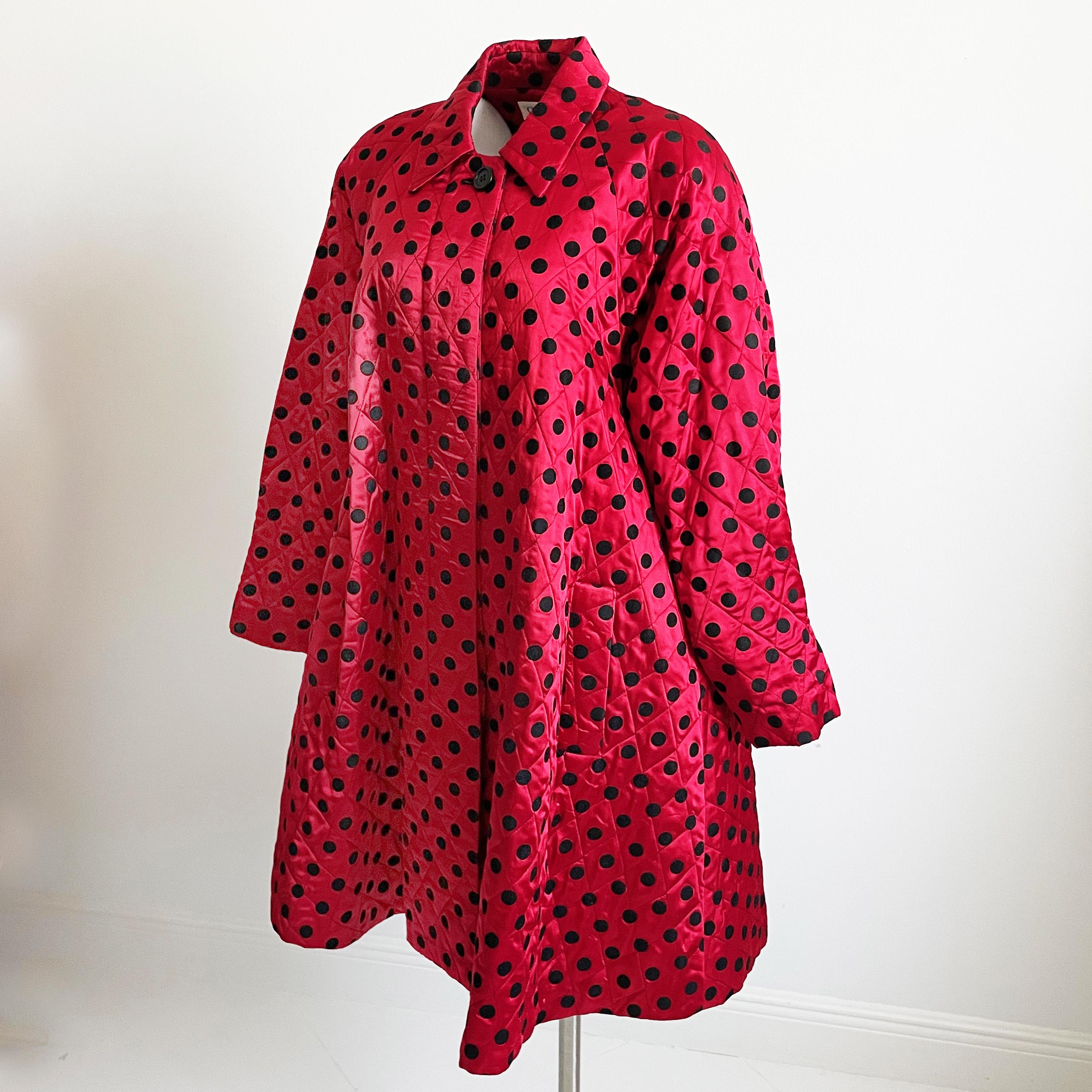 Christian Dior Abrigo Estilo Swing Rojo Raso Negro Lunares Traje de Noche Vintage en venta 2