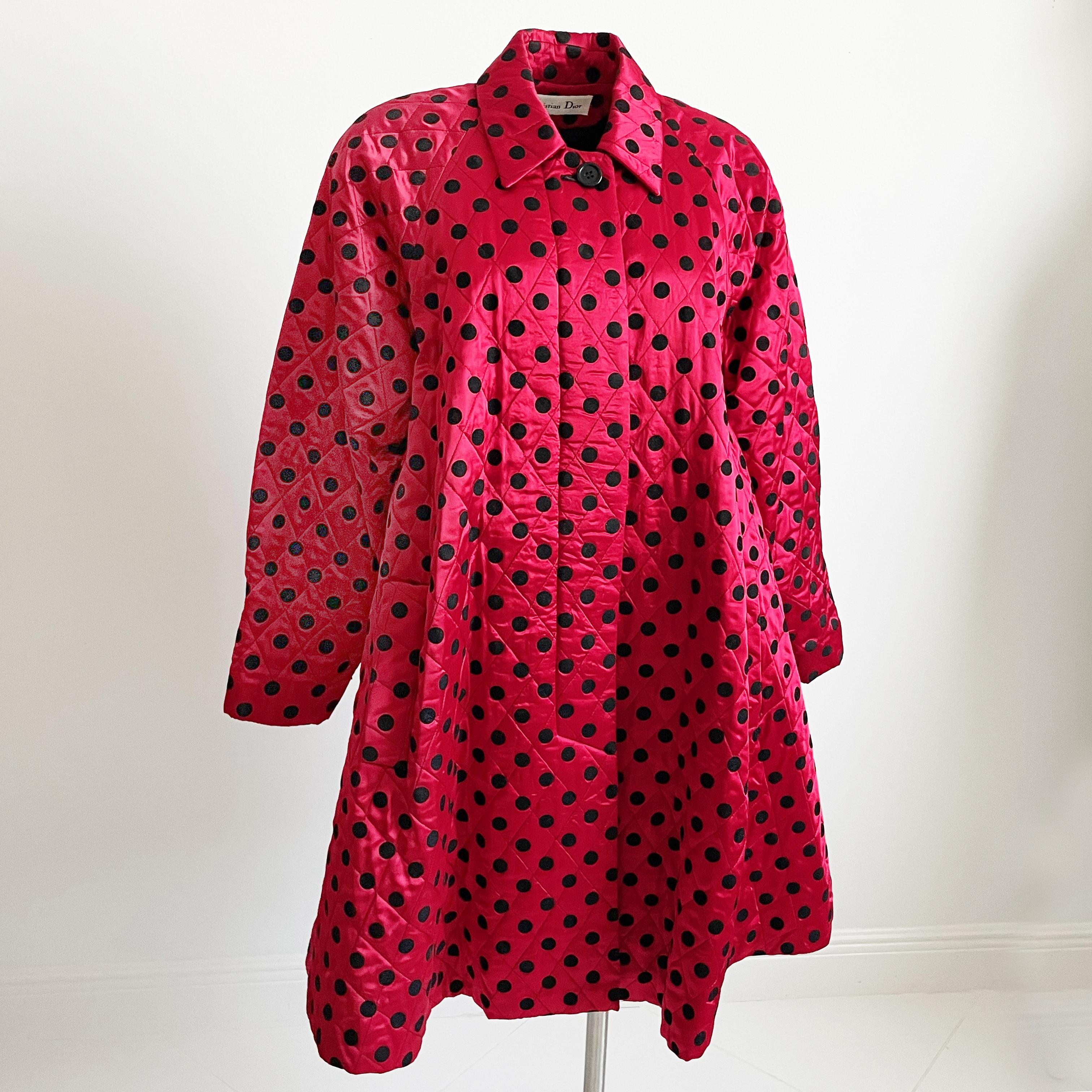 Christian Dior Abrigo Estilo Swing Rojo Raso Negro Lunares Traje de Noche Vintage en venta 3