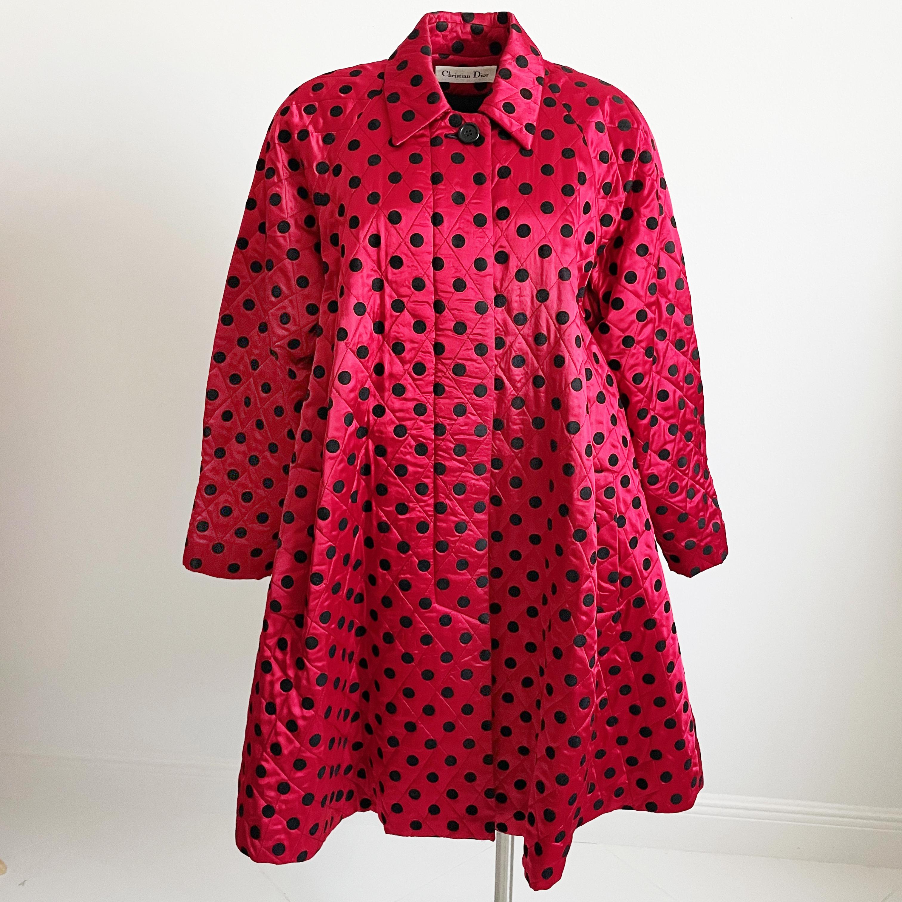 Christian Dior Abrigo Estilo Swing Rojo Raso Negro Lunares Traje de Noche Vintage en venta 4