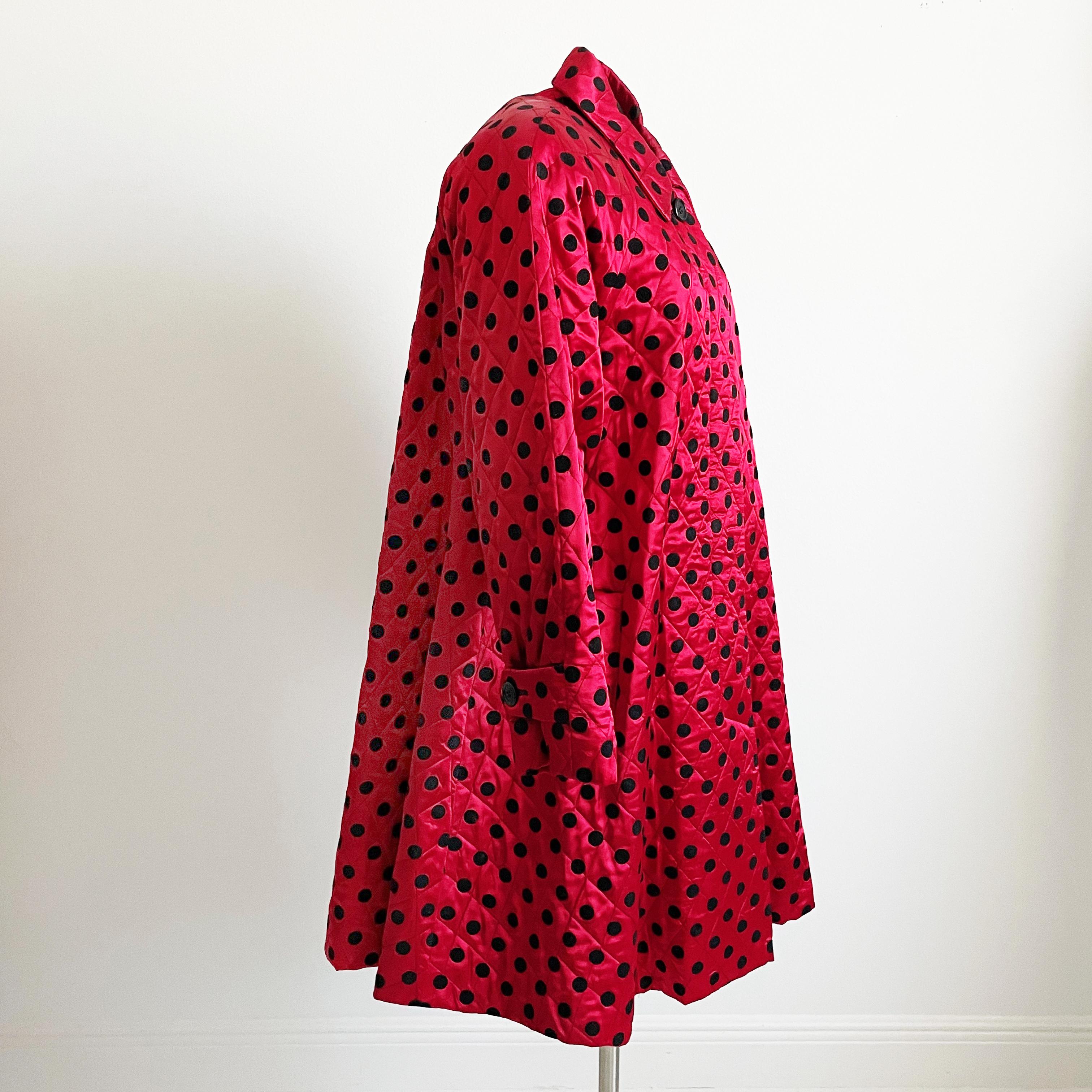 Christian Dior Abrigo Estilo Swing Rojo Raso Negro Lunares Traje de Noche Vintage en venta 5