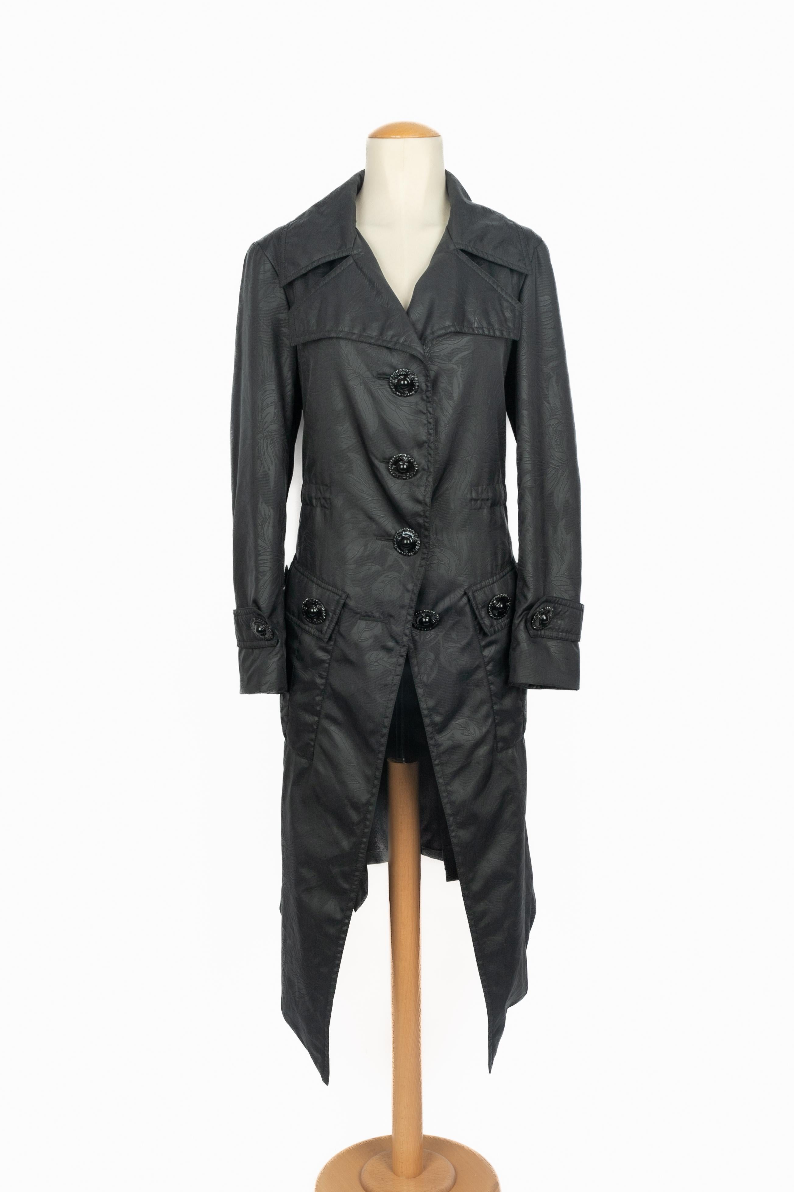 DIOR - (Fabricado en Francia) Frac forrado de lana con botones metálicos esmaltados en negro y forro de seda. Talla 40FR indicada. Colección Otoño-Invierno 1998 bajo la dirección artística de John Galliano.

Estado:
Muy buen