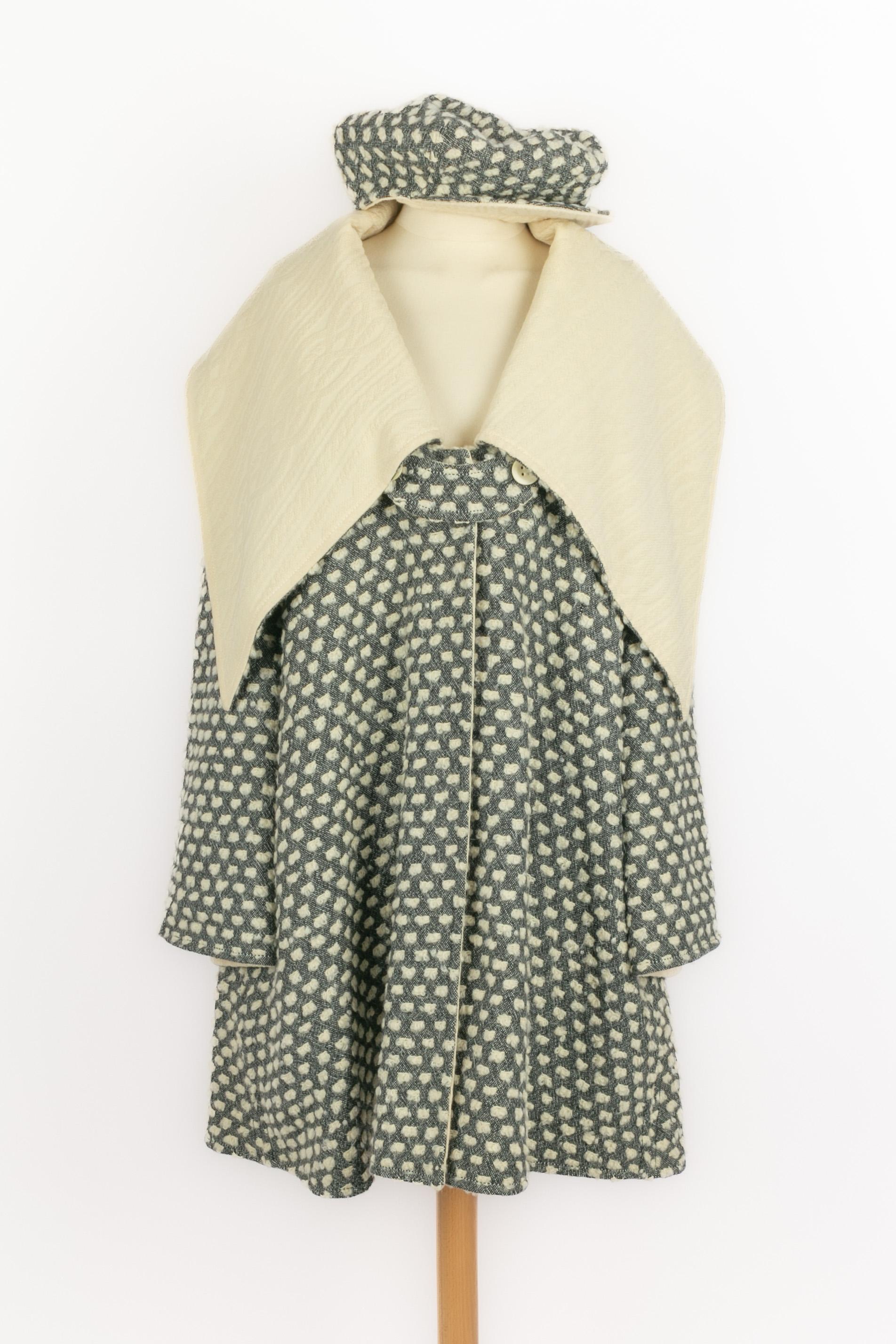 DIOR - (Made in France) Cappotto reversibile in misto alpaca e lana nei toni del grigio, nero e bianco. Viene fornito con un cappuccio abbinato. Taglia 44FR indicata. Collezione Autunno-Inverno 1999 sotto la direzione artistica di John