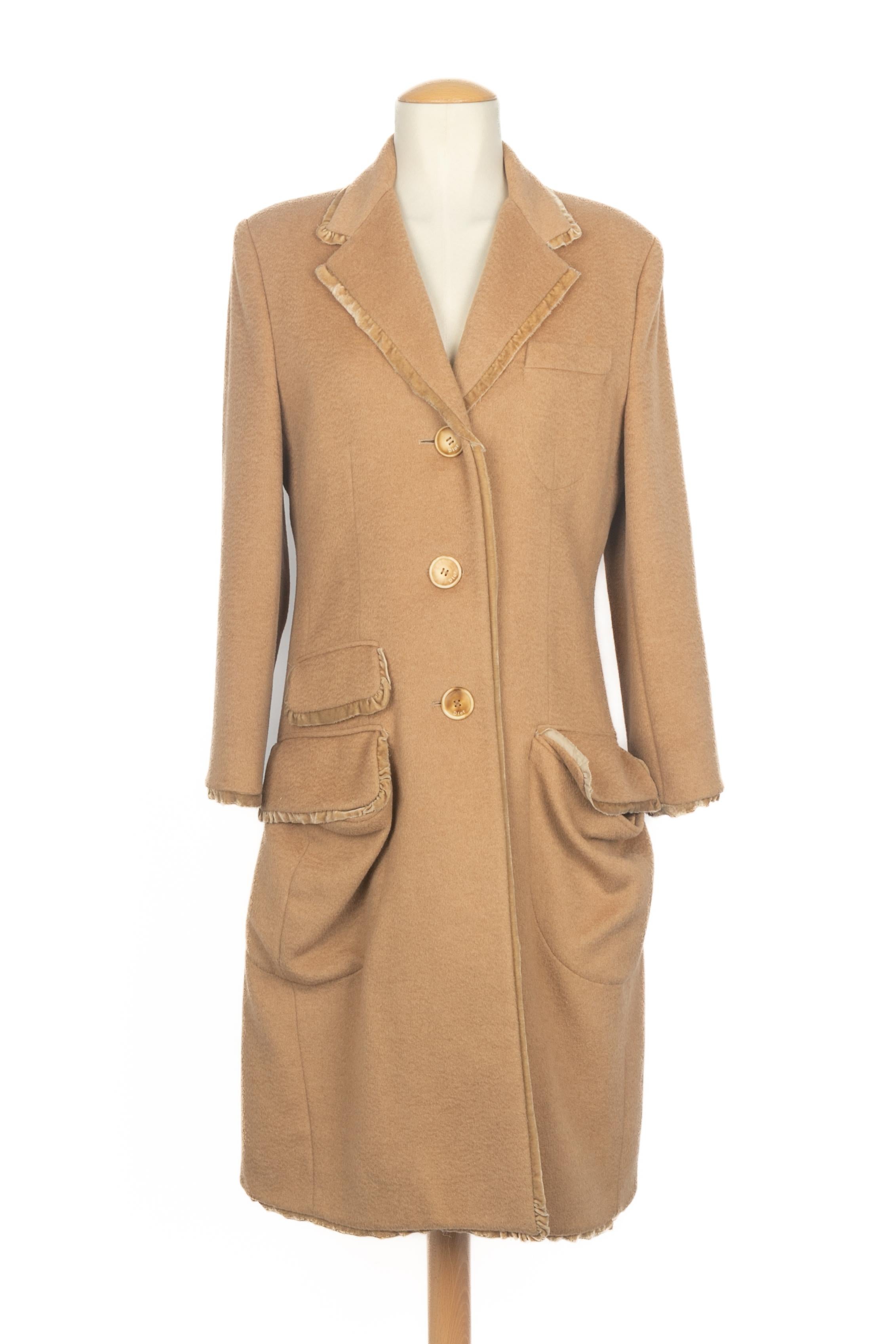 DIOR - (Fabricado en Francia) Abrigo de piel de camello beige ribeteado de terciopelo beige. Talla 40FR indicada. Colección Otoño-Invierno 2005 bajo la dirección artística de John Galliano.

Estado:
Muy buen estado

Dimensiones:
Anchura de los