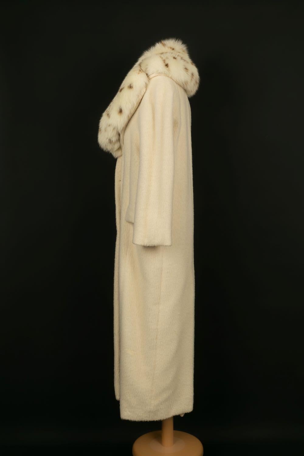 Christian Dior - Langer Mantel mit abnehmbarem Kragen aus Pelz. Keine Größenangabe, es passt eine 36FR.

Zusätzliche Informationen: 
Abmessungen: Schulterbreite: 40 cm, Brustumfang: 50 cm, Ärmellänge: 50 cm, Länge: 130 cm
Zustand: Sehr guter