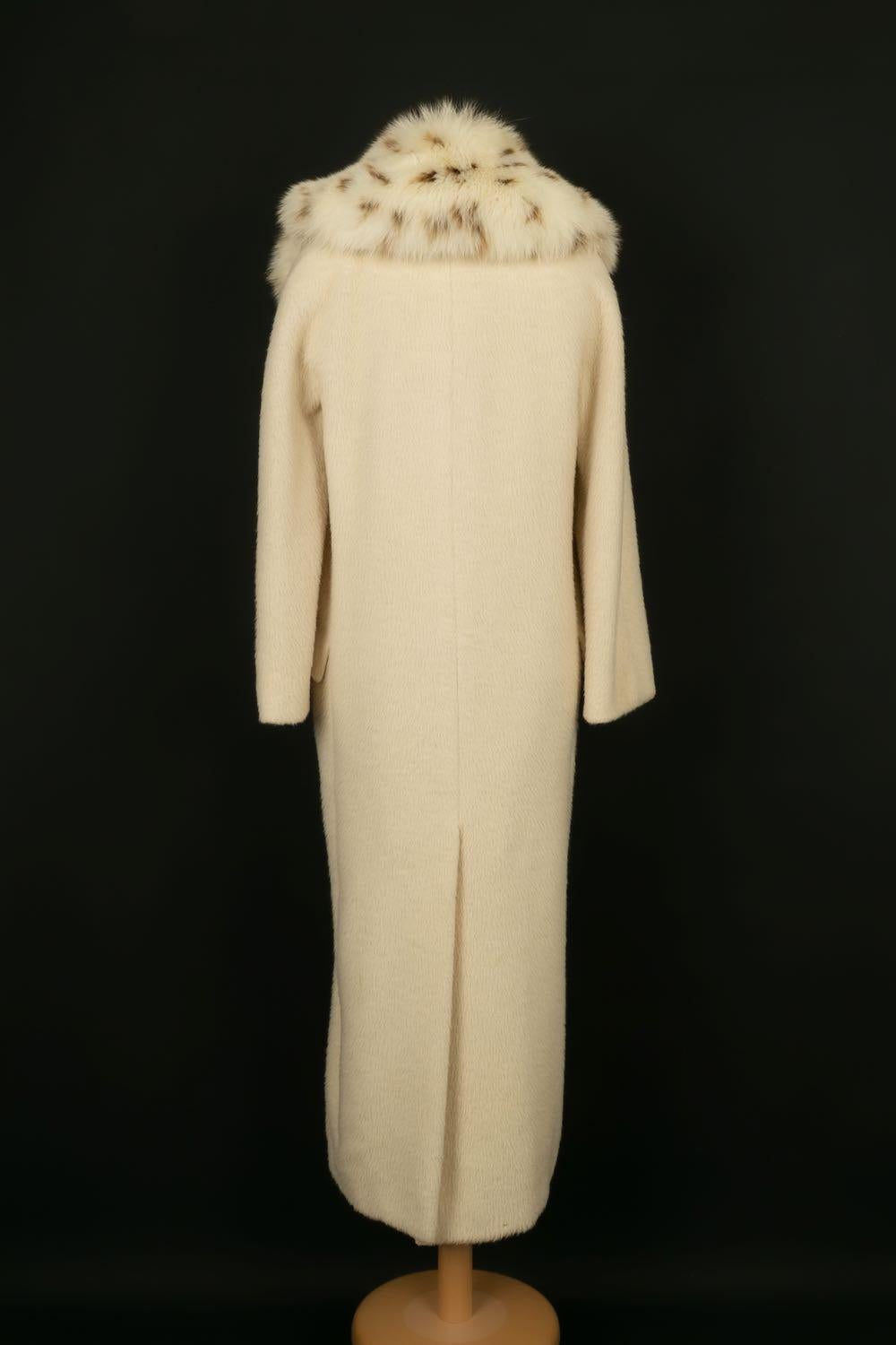 Christian Dior Mantel mit abnehmbarem Kragen aus Pelz im Zustand „Hervorragend“ im Angebot in SAINT-OUEN-SUR-SEINE, FR