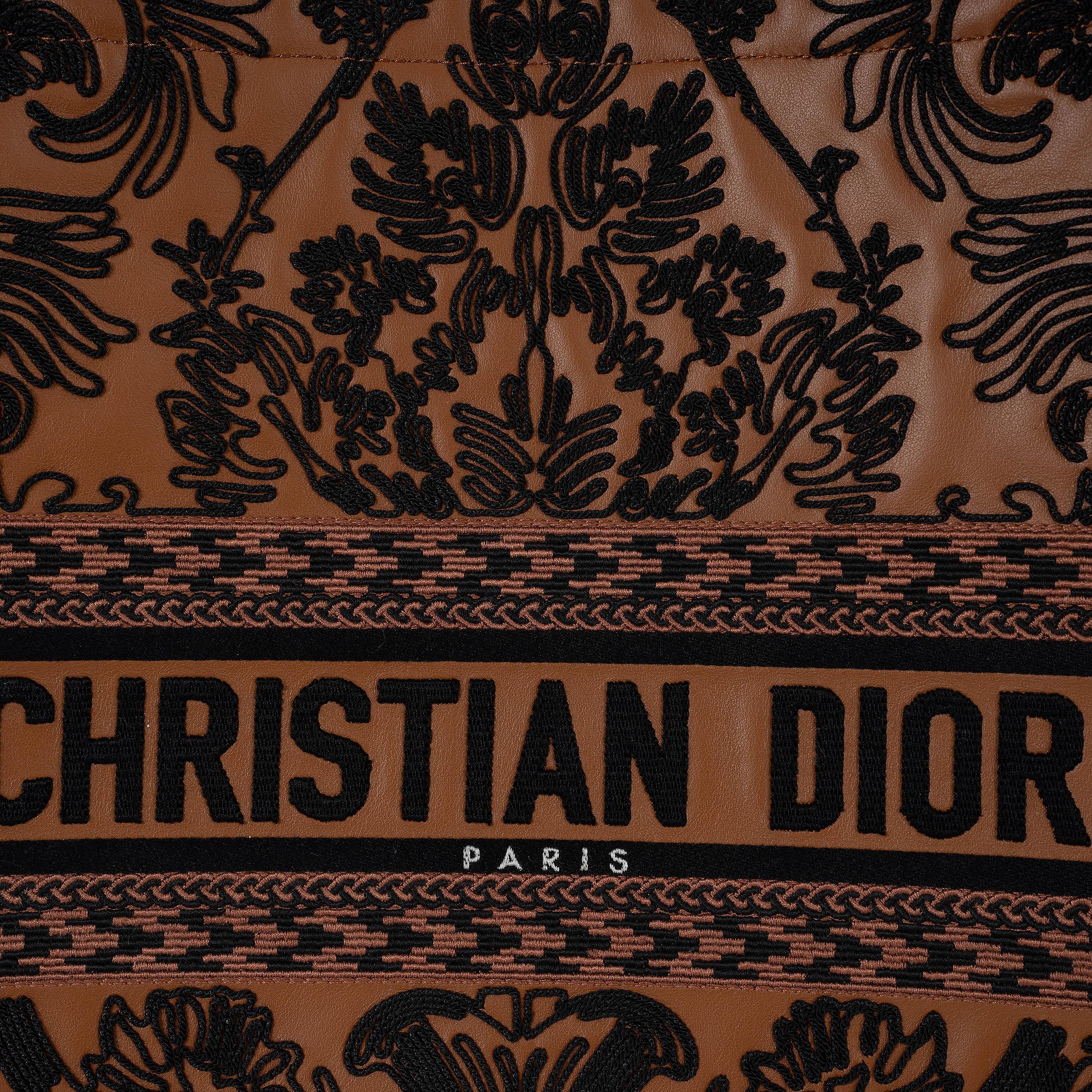CHRISTIAN DIOR cognac leather 2023 CRONELY EMBROIDERED LARGE BOOK TOTE Bag in vendita 2