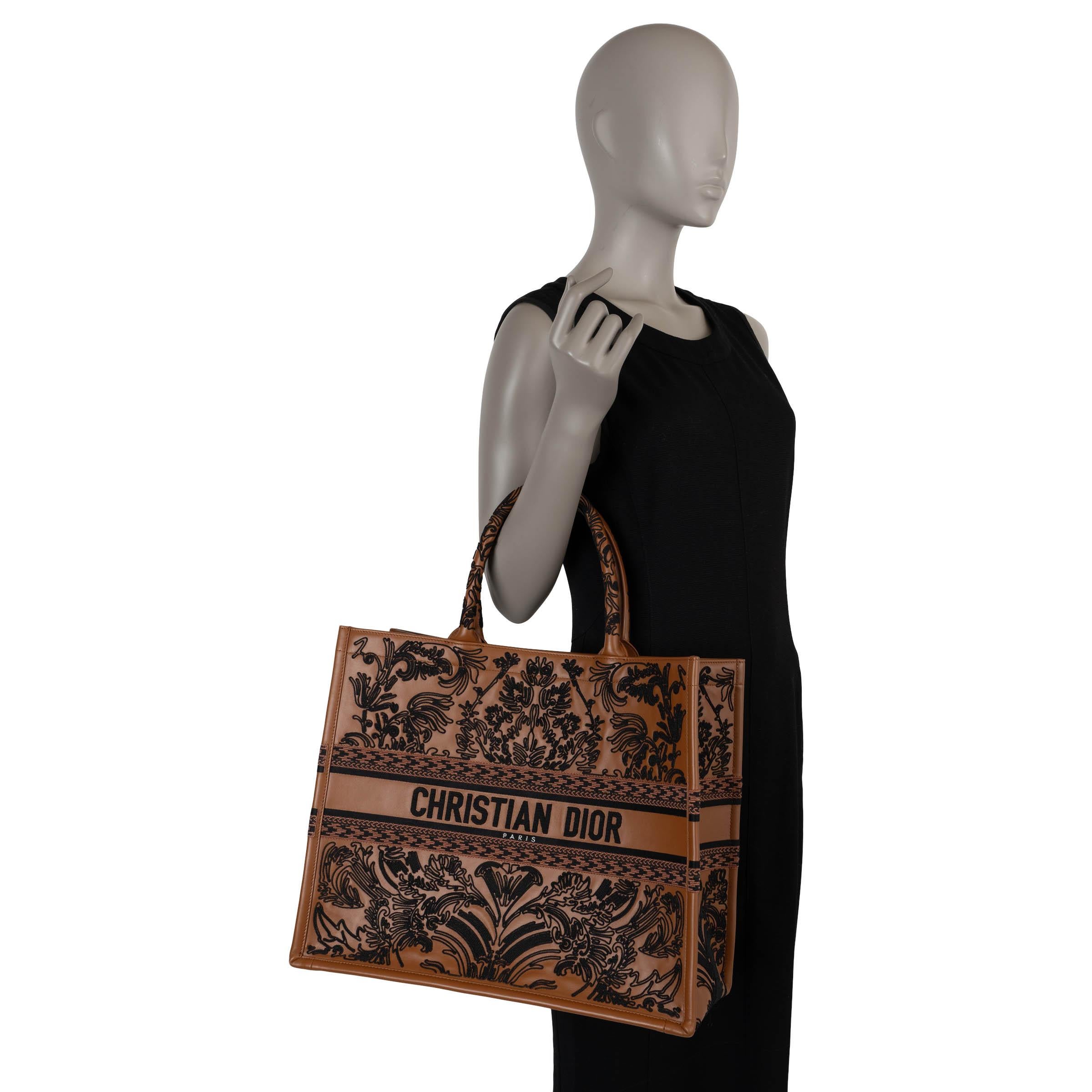 CHRISTIAN DIOR cognac leather 2023 CRONELY EMBROIDERED LARGE BOOK TOTE Bag in vendita 4