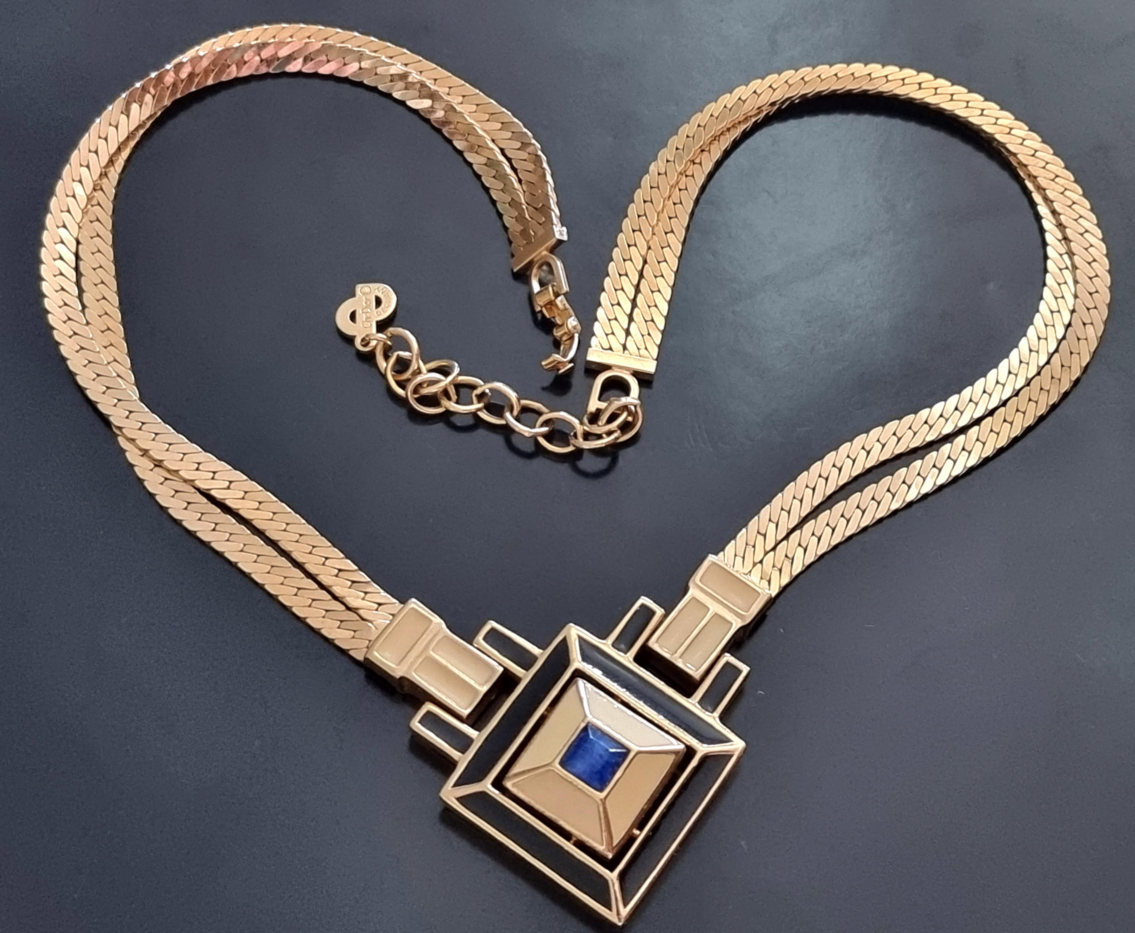Sublime and extremely rare old NECKLACE,
By French haute couture designer CHRISTIAN DIOR,
Vintage,
Sign,
total length 44 cm, pendant 4 x 4 cm, weight 58 g,
Very good state.

Dior was born in Granville, on the Normandy coast, in 1905.
His parents,