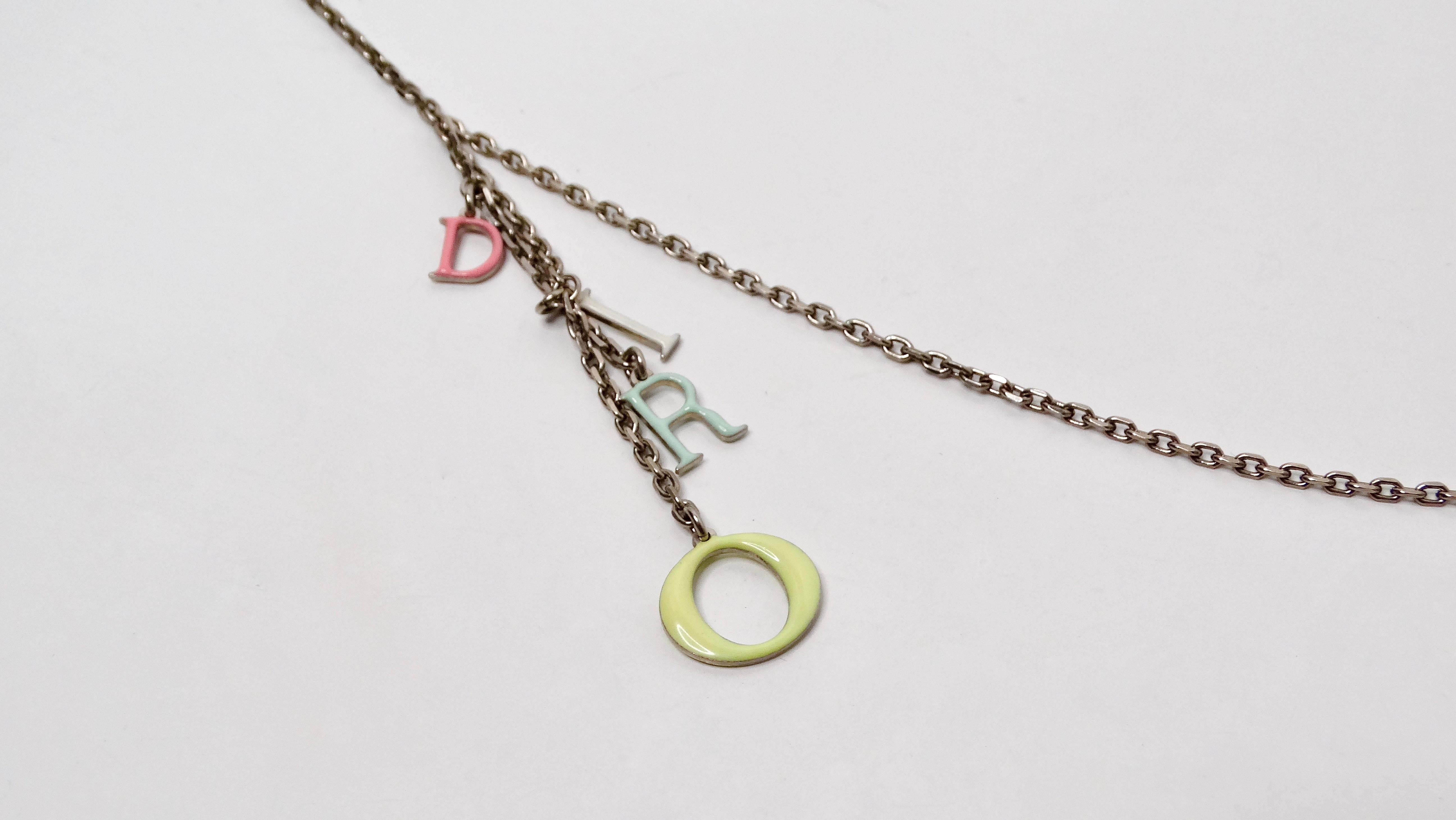 Christian Dior Collier à double rangée de breloques à logo coloré Unisexe en vente